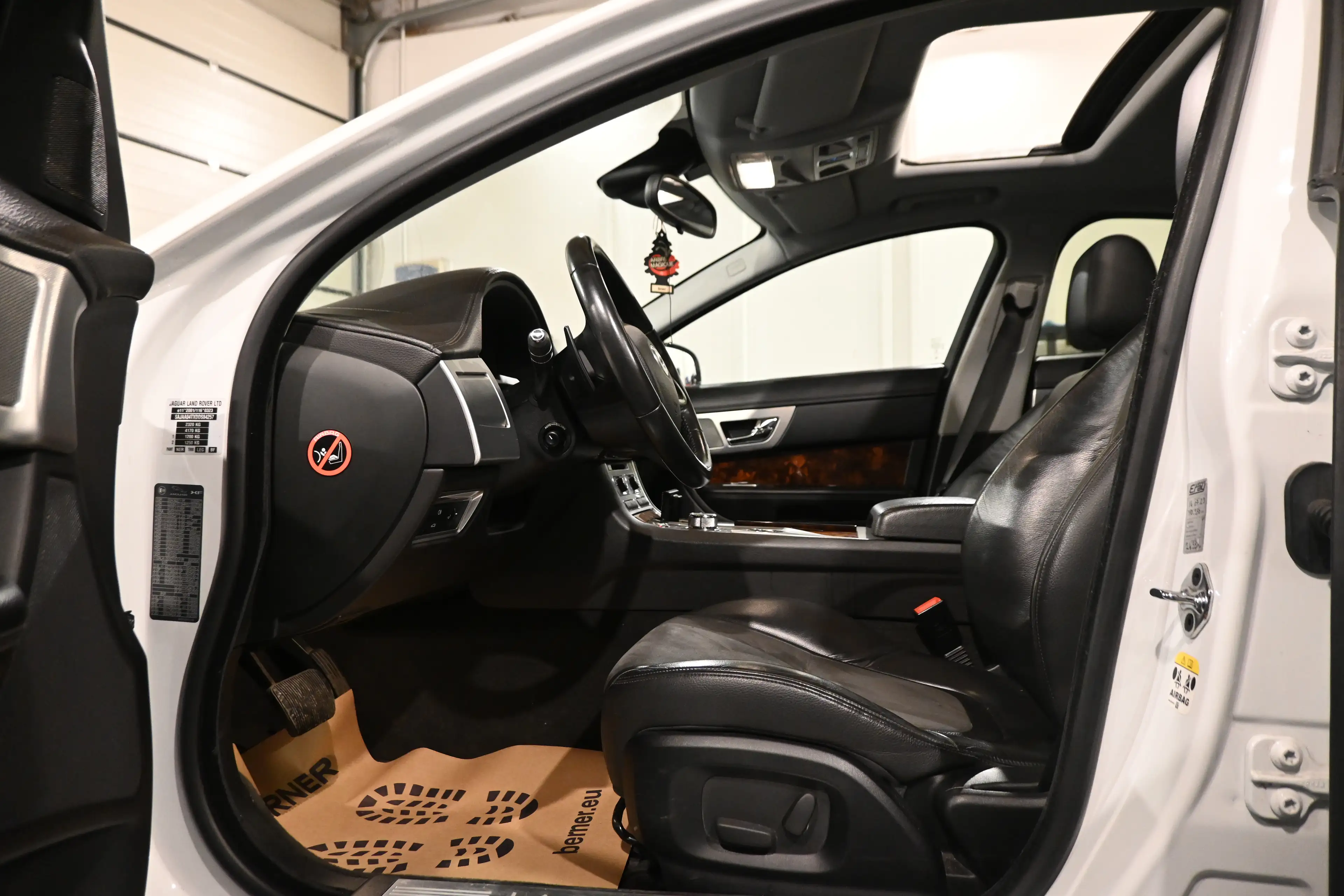 Jaguar XF XF 2.2 D PACK SPORT FACELIFT  / TOIT OUVRANT / CAMERA / XENON / FULL OPTIONS !! — photo 9