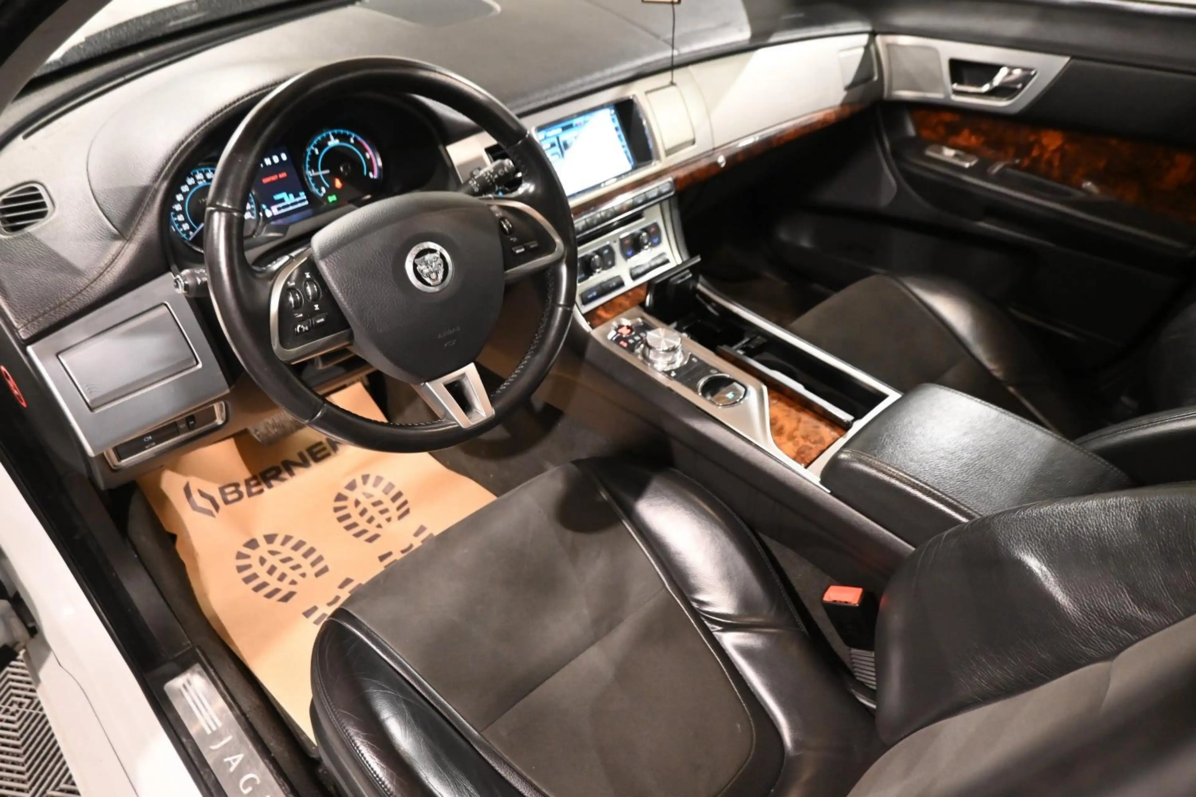 Jaguar XF XF 2.2 D PACK SPORT FACELIFT  / TOIT OUVRANT / CAMERA / XENON / FULL OPTIONS !! — photo 11