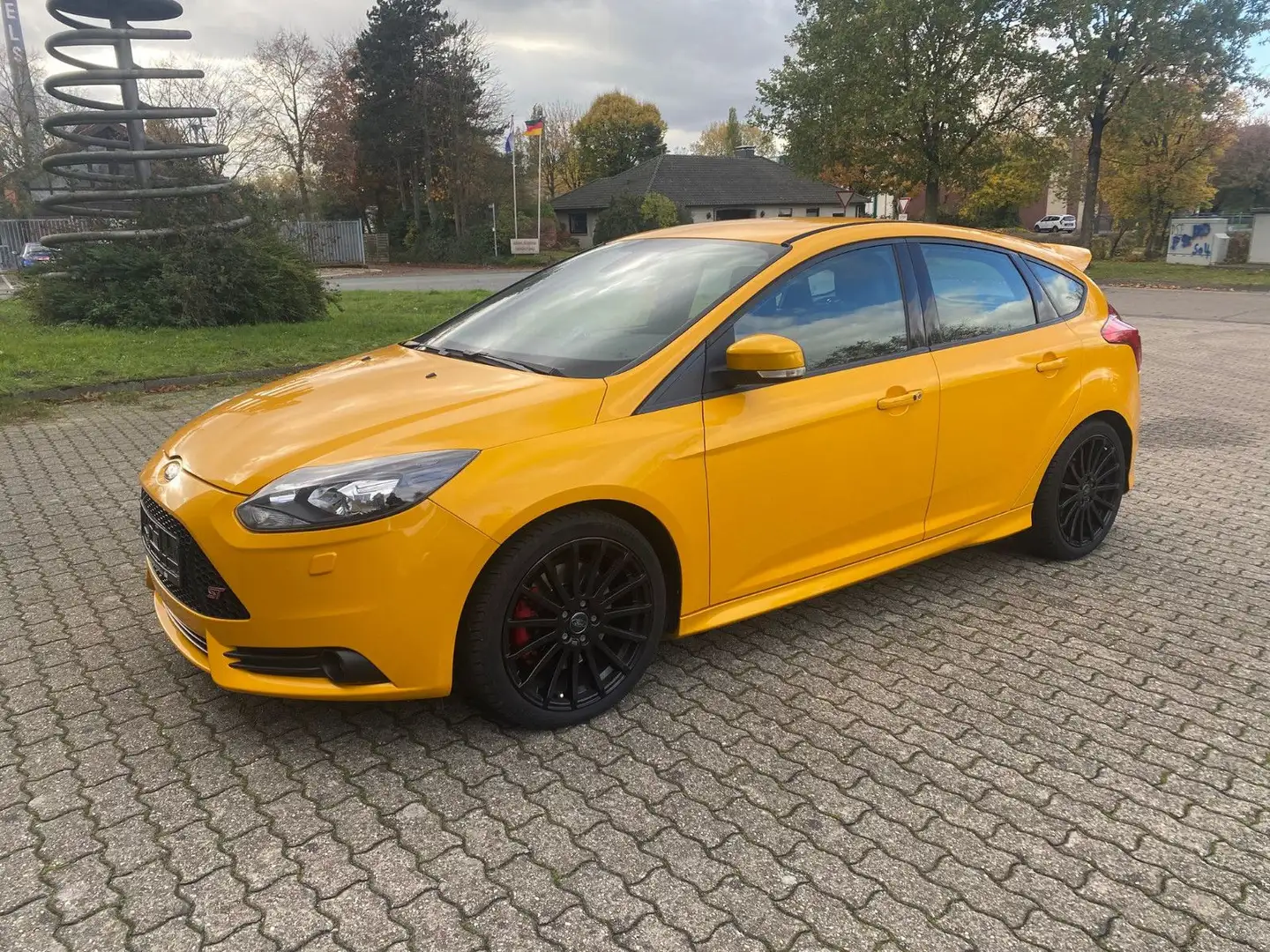 Ford Focus Lim. ST *Recaro Leder*Shz*El.Sitze*Navi* Gelb - 2
