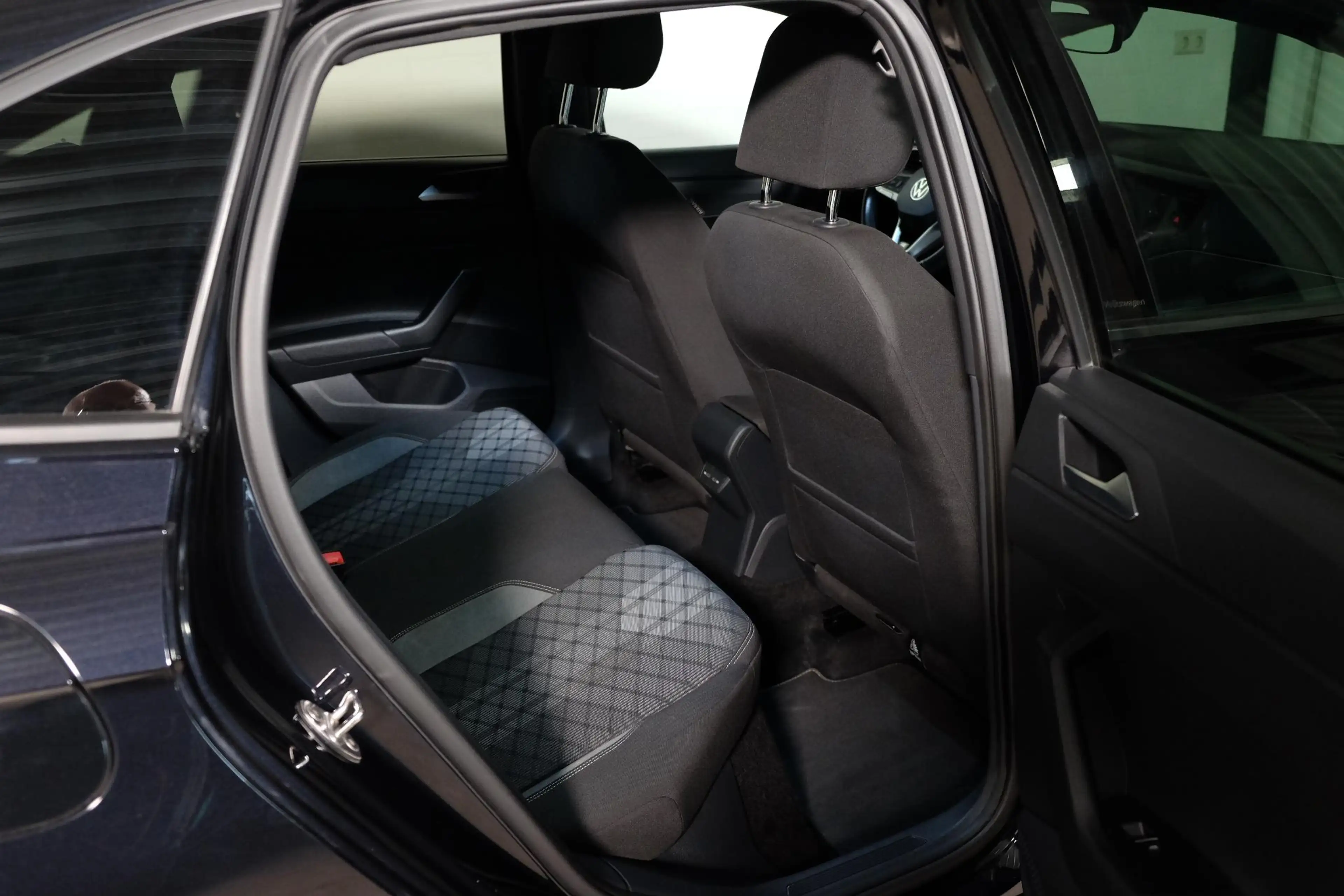 Volkswagen Taigo 1.0 TSI R-Line Business — photo 17