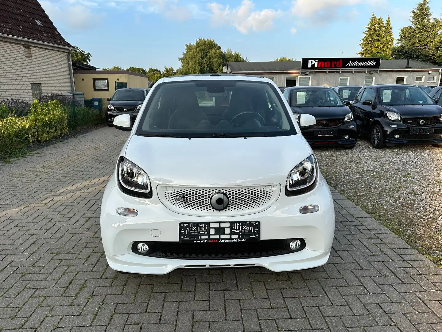 smart forTwo Cabrio Brabus Xclusive 109PS-LED-NAVI-KAM-JBL Weiß - 2