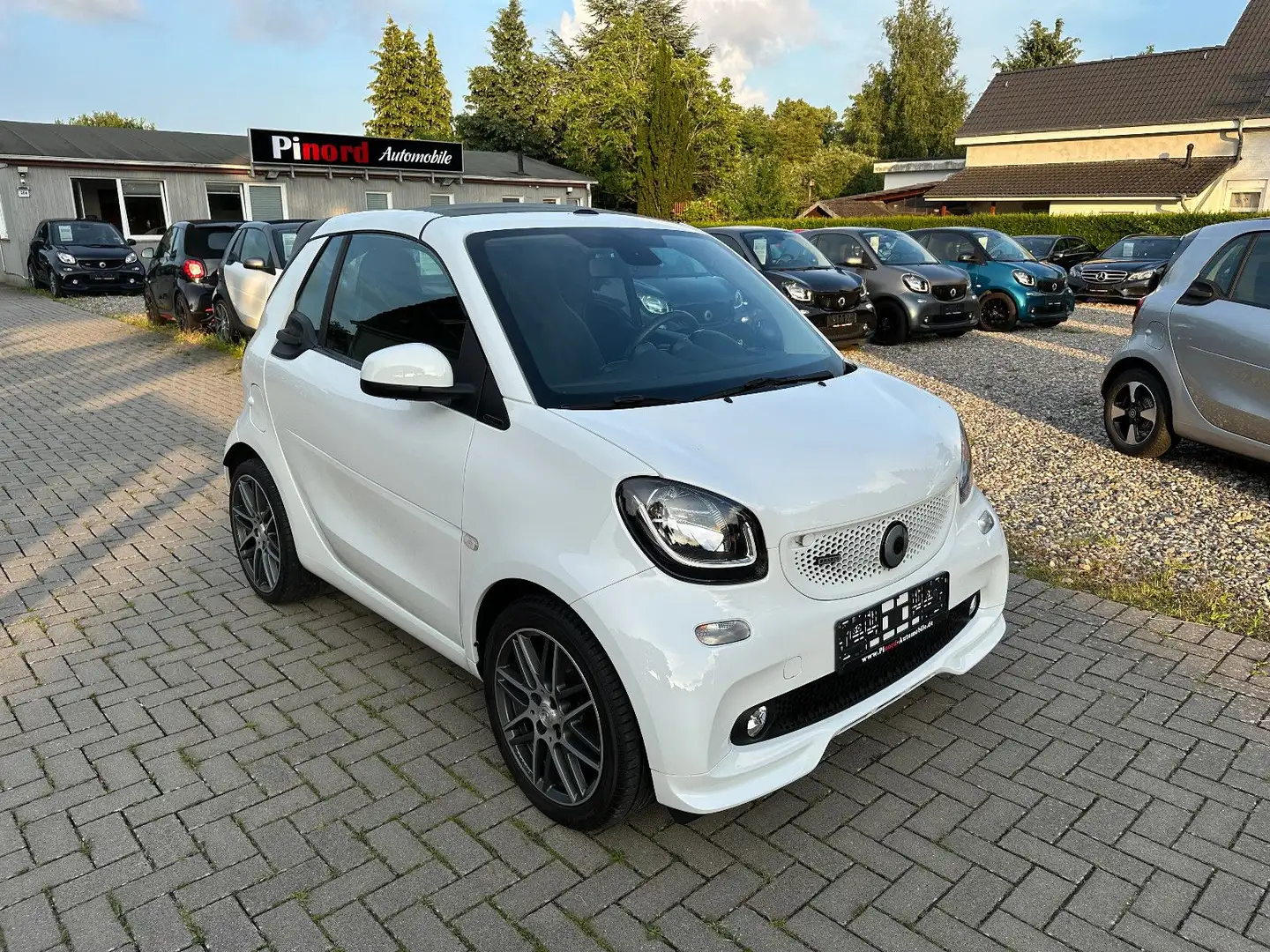 smart forTwo Cabrio Brabus Xclusive 109PS-LED-NAVI-KAM-JBL Weiß - 1