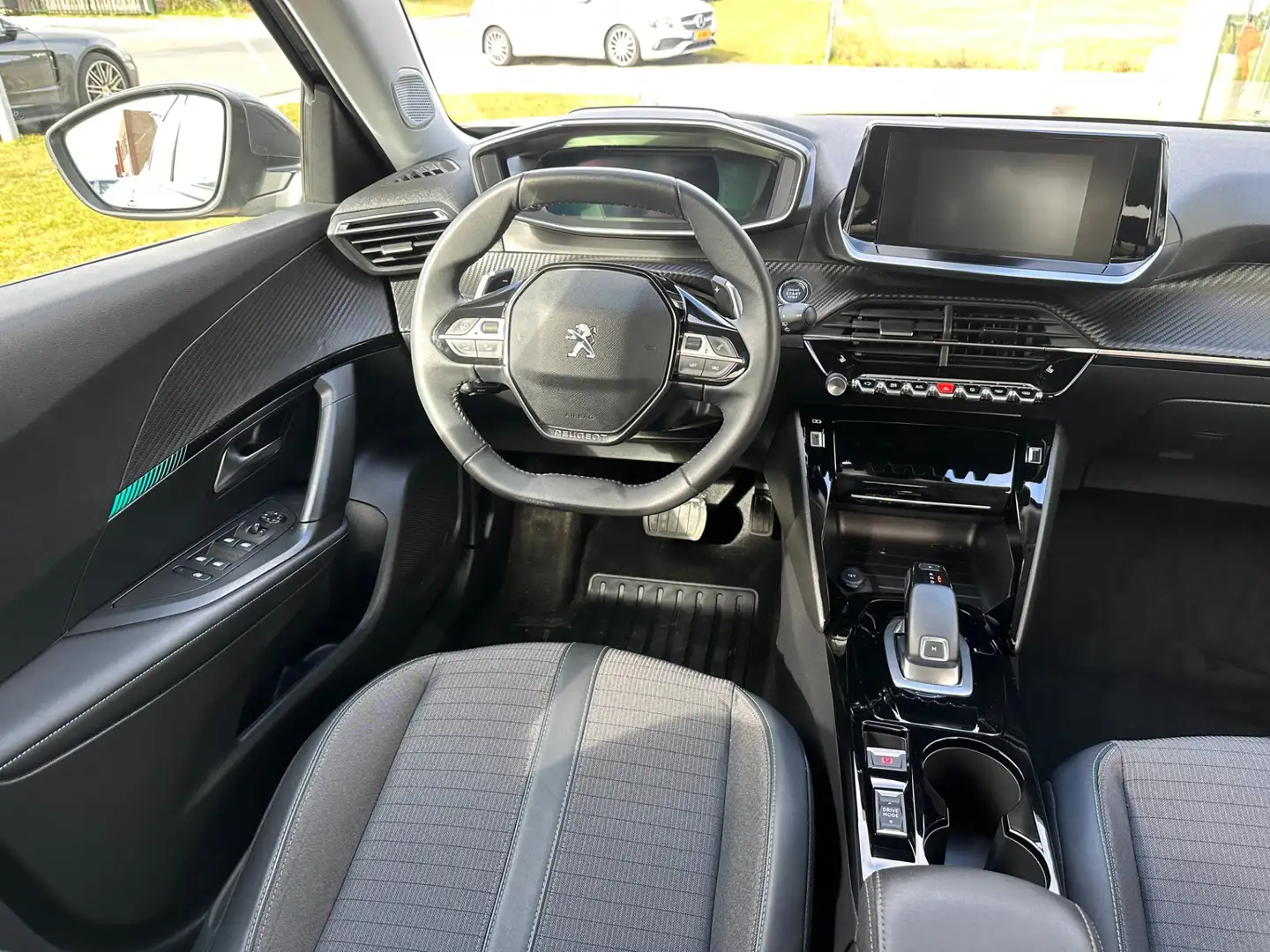 Peugeot 2008 1.2 PureTech Allure Pack Automaat | App Connect Grau - 2