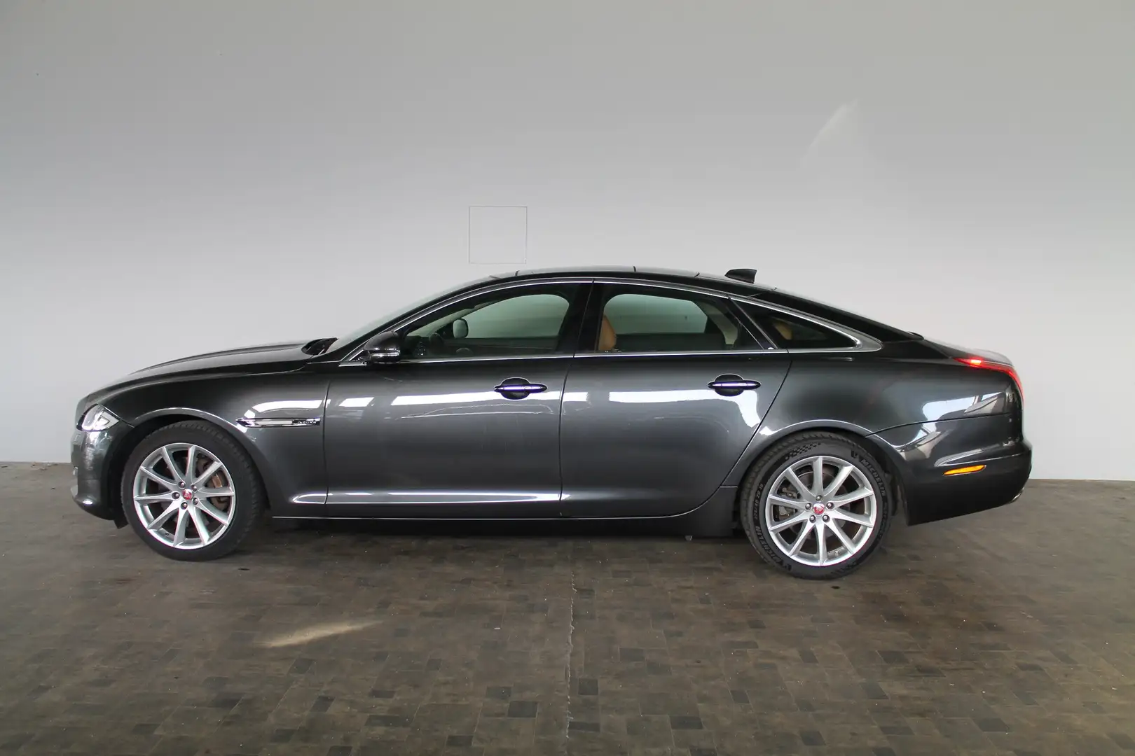 Jaguar XJ 3.0 V6 Diesel Premium Luxury, Meridian, LED, Pano Grau - 2