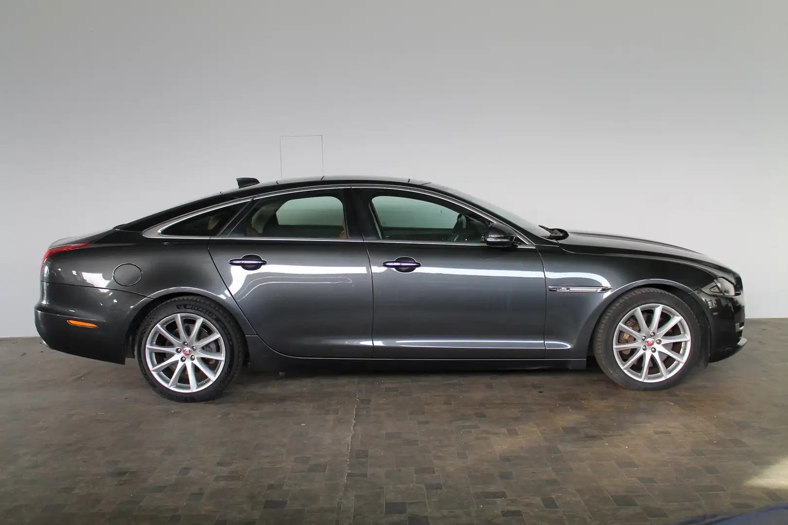 Jaguar XJ 3.0 V6 Diesel Premium Luxury, Meridian, LED, Pano Grau - 1