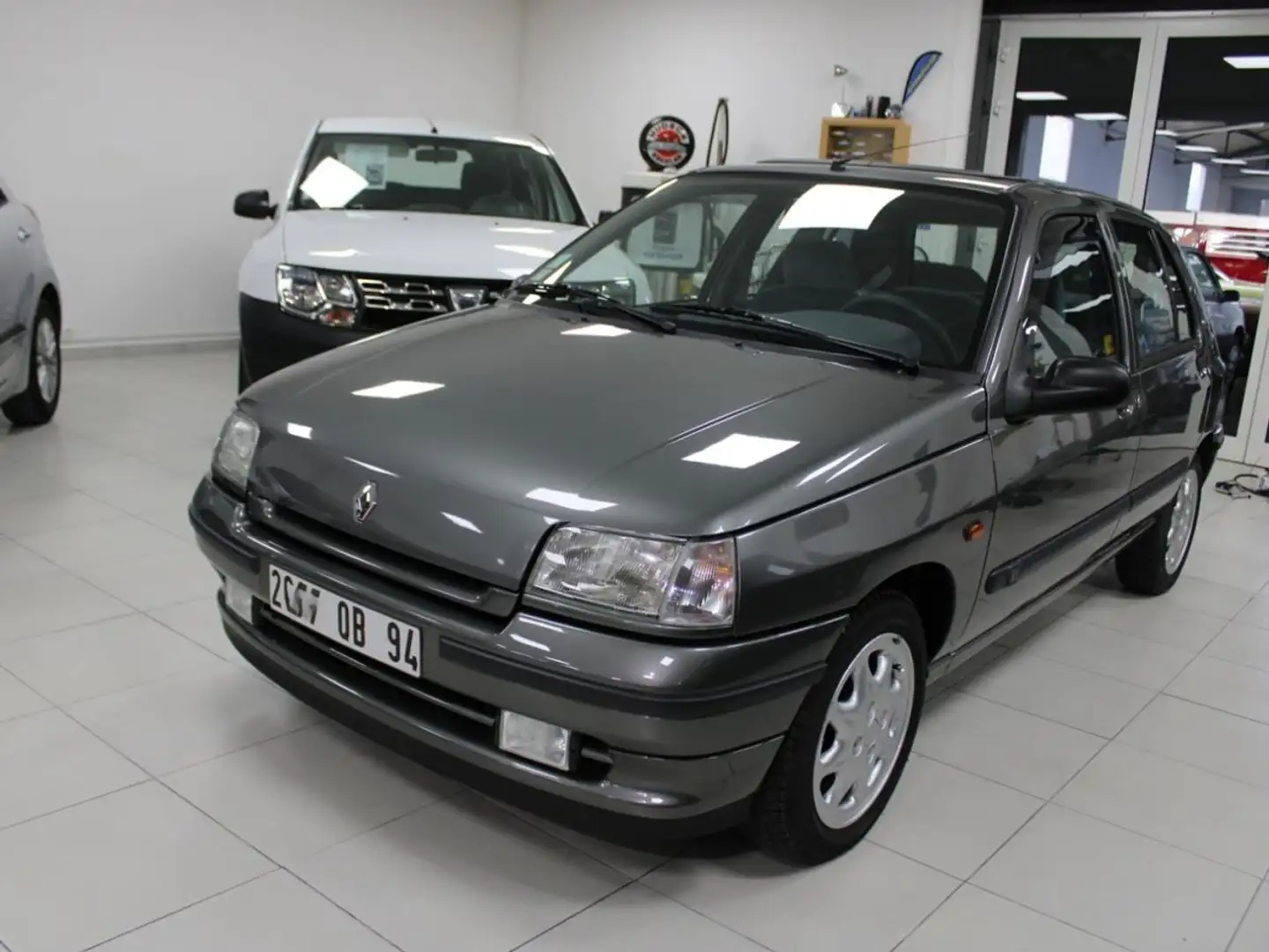 Renault Clio 1.4E 80CH RT 5P Grau - 2