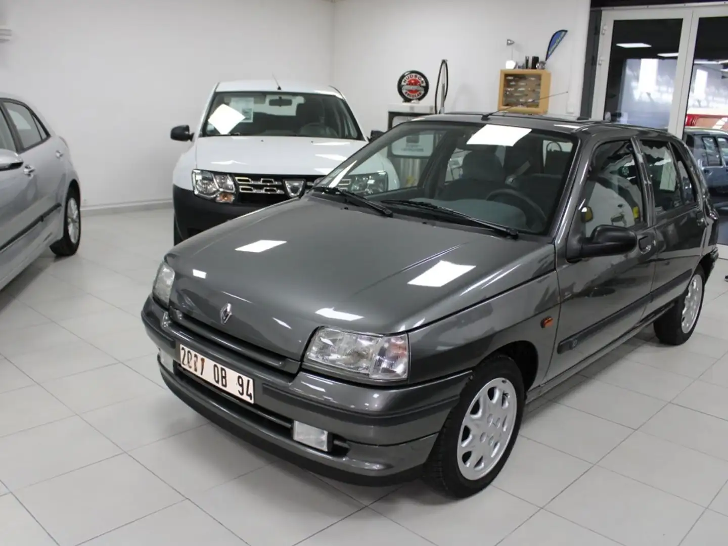Renault Clio 1.4E 80CH RT 5P Grau - 1