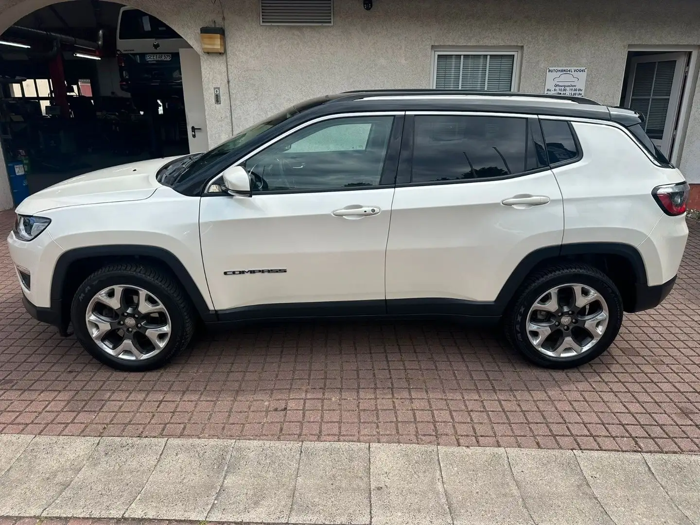 Jeep Compass Limited 4WD*LEDER*SITZHZG*PANO*AUT.* Weiß - 2