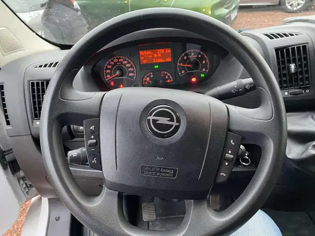 Opel Movano view 10