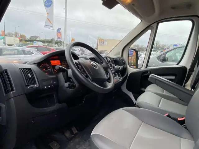 Opel Movano view 8
