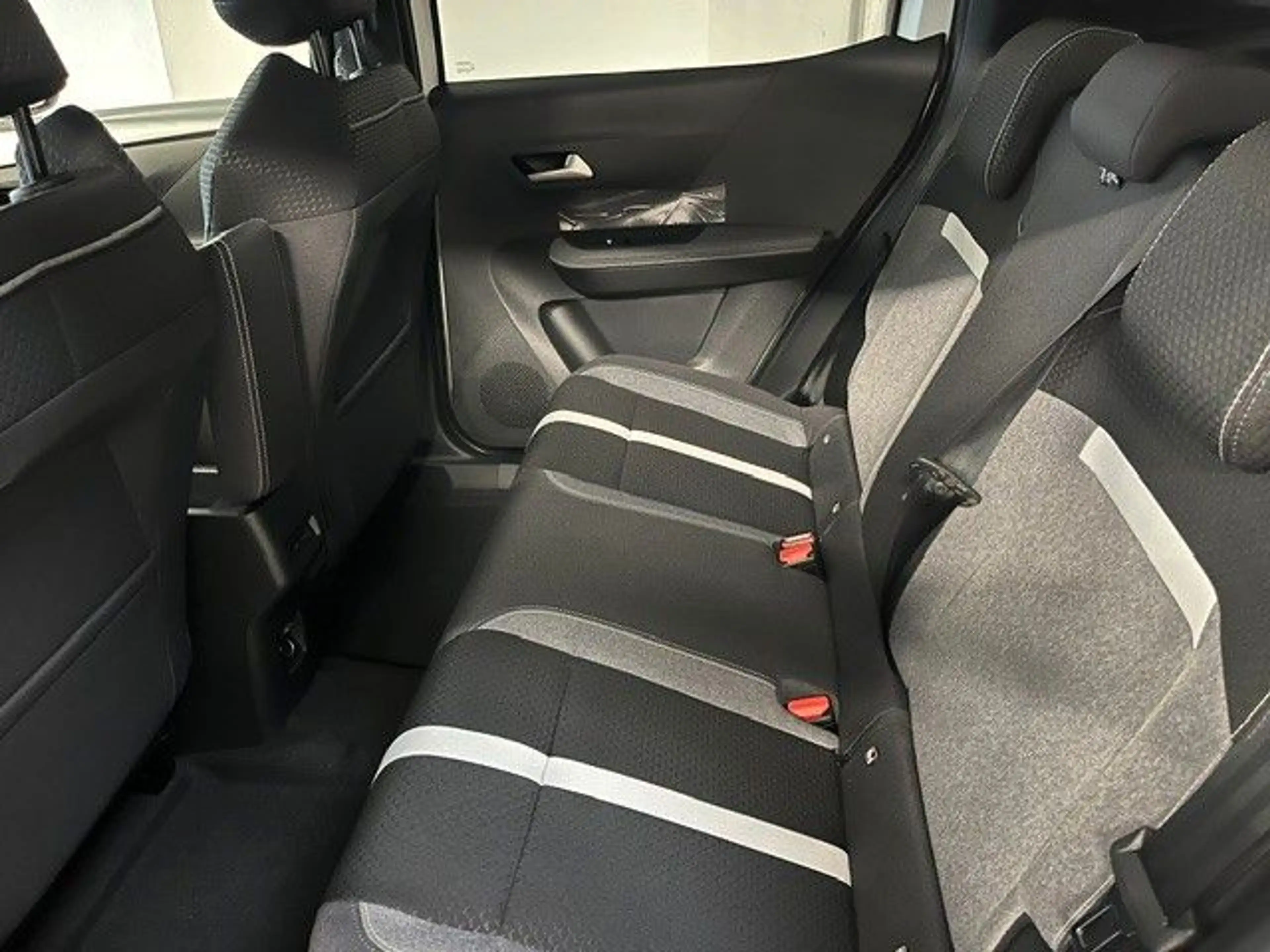 Opel Frontera Electric Ultimate 54 kWh Extended Range — photo 12