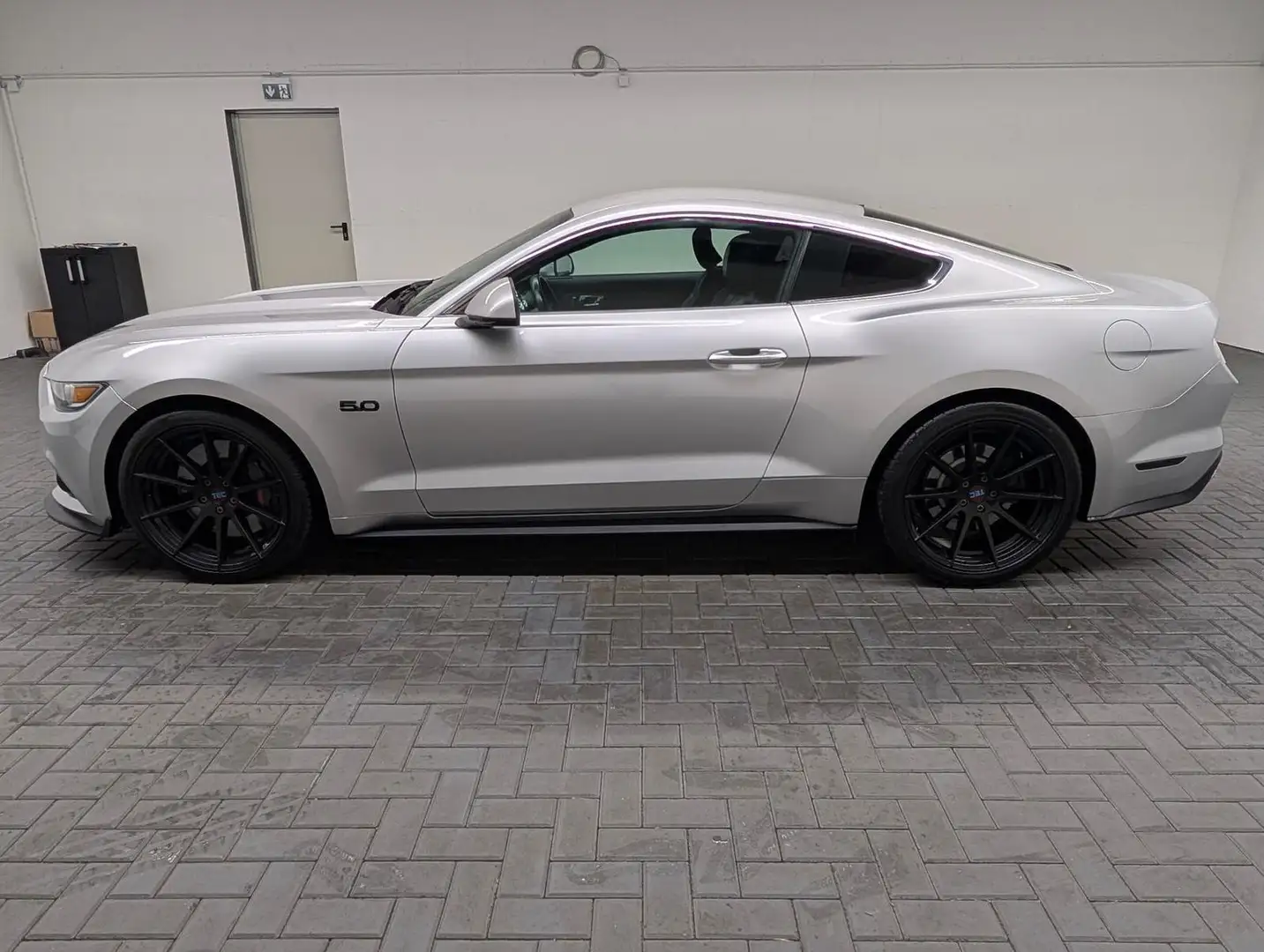 Ford Mustang V8 GT Xenon/Navi/Kamera/Leder/SHZ Silber - 2