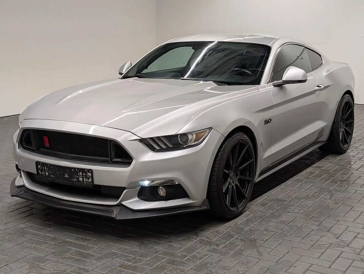 Ford Mustang V8 GT Xenon/Navi/Kamera/Leder/SHZ Silber - 1