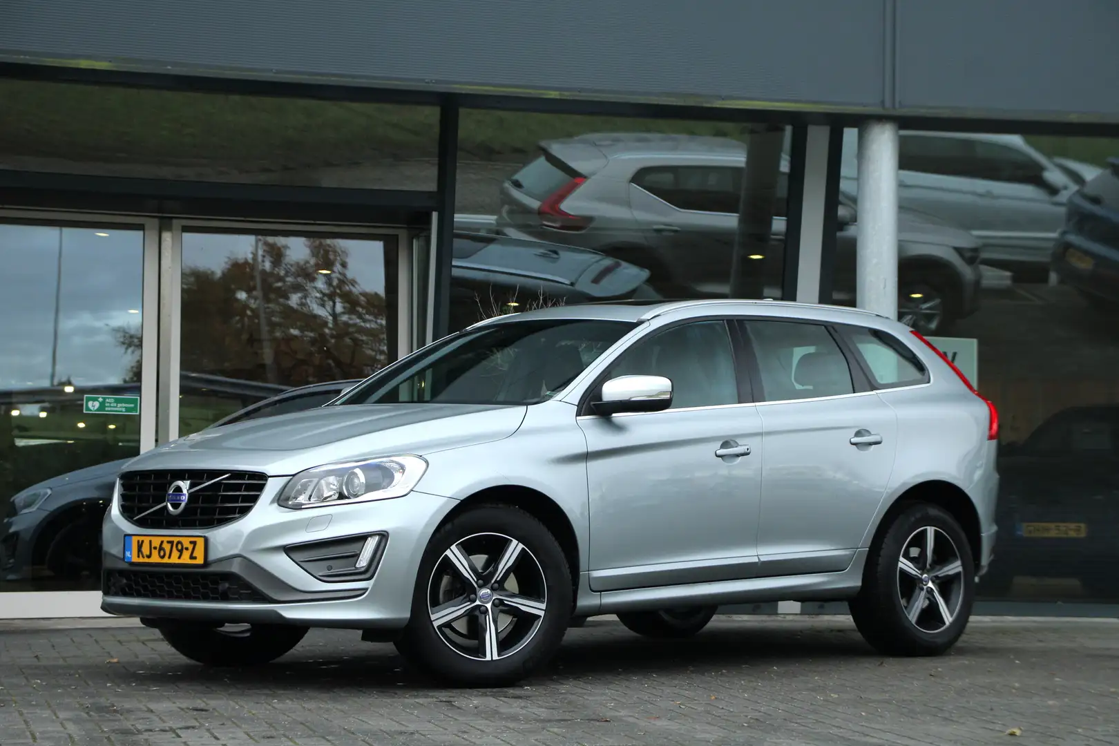 Volvo XC60 T5 R-Design Panoramadak | Camera | Standkachel | 1 Grijs - 2