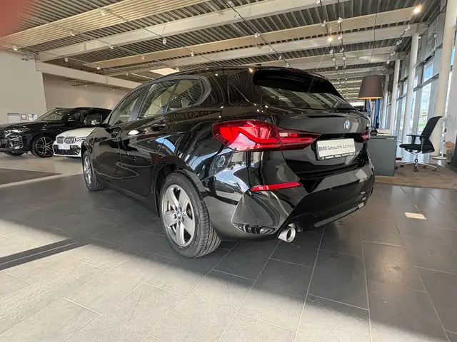 BMW 1 Series view 4