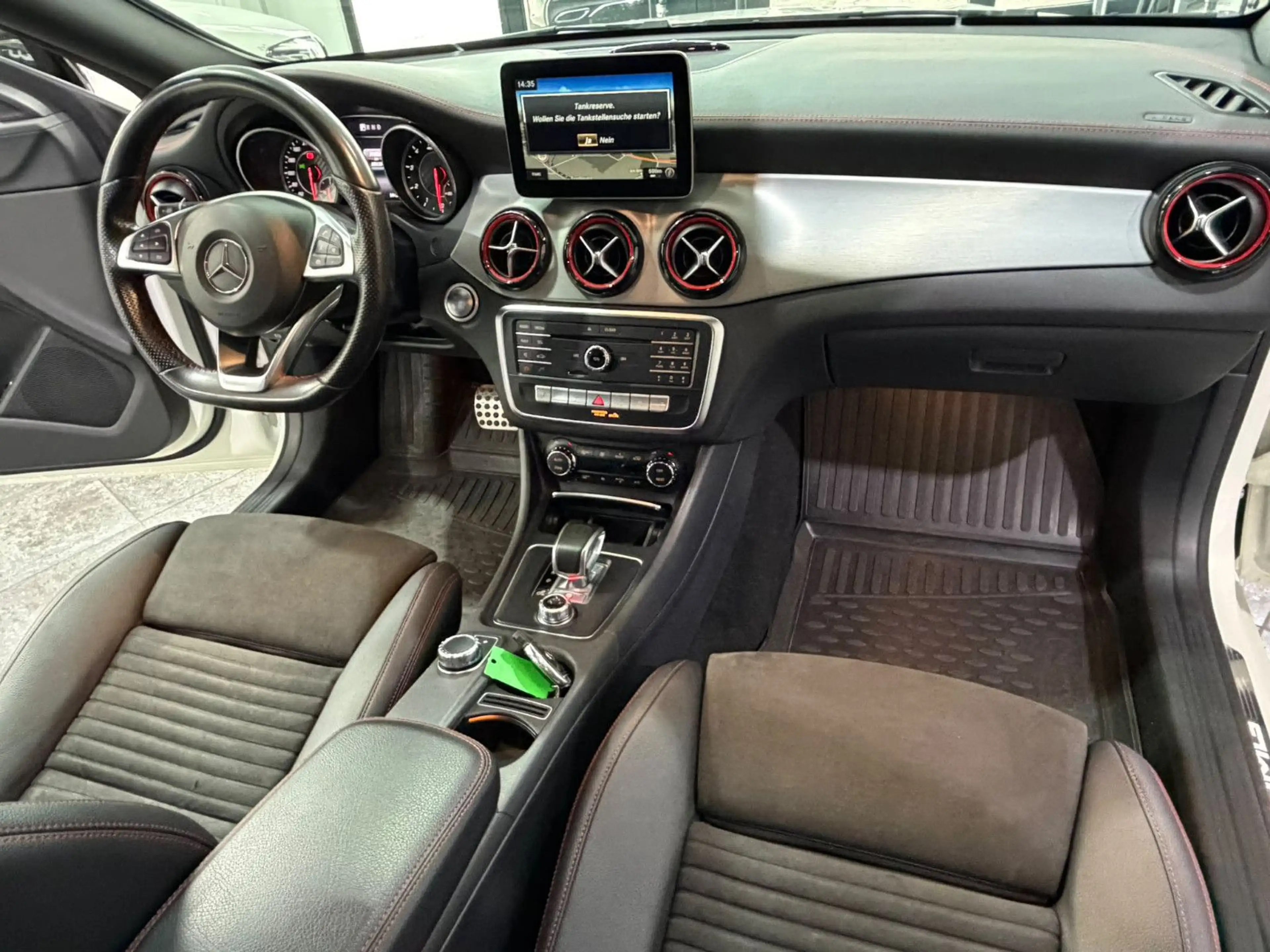 Mercedes-Benz CLA 45 AMG *4-Matic*Pano*ILS*Navi* — photo 11