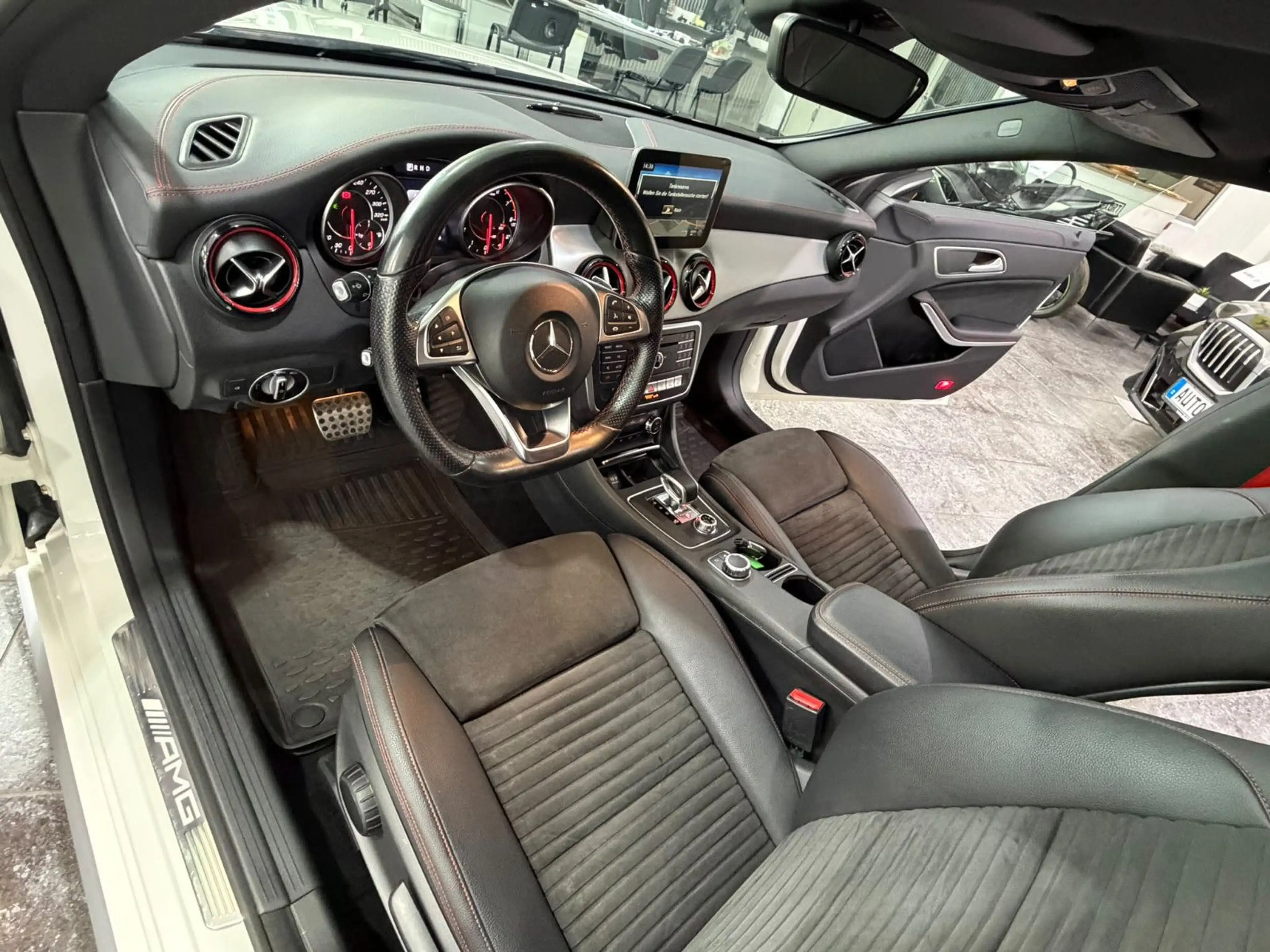Mercedes-Benz CLA 45 AMG *4-Matic*Pano*ILS*Navi* — photo 13
