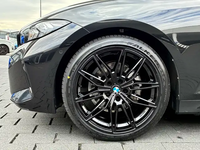 BMW 3 Series view 9