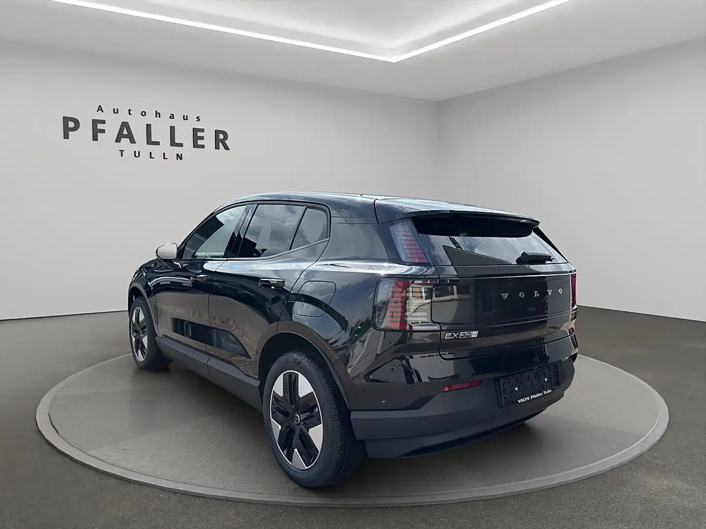 Volvo EX30 P5 Long Range Electric 69kWh Plus Schwarz - 2