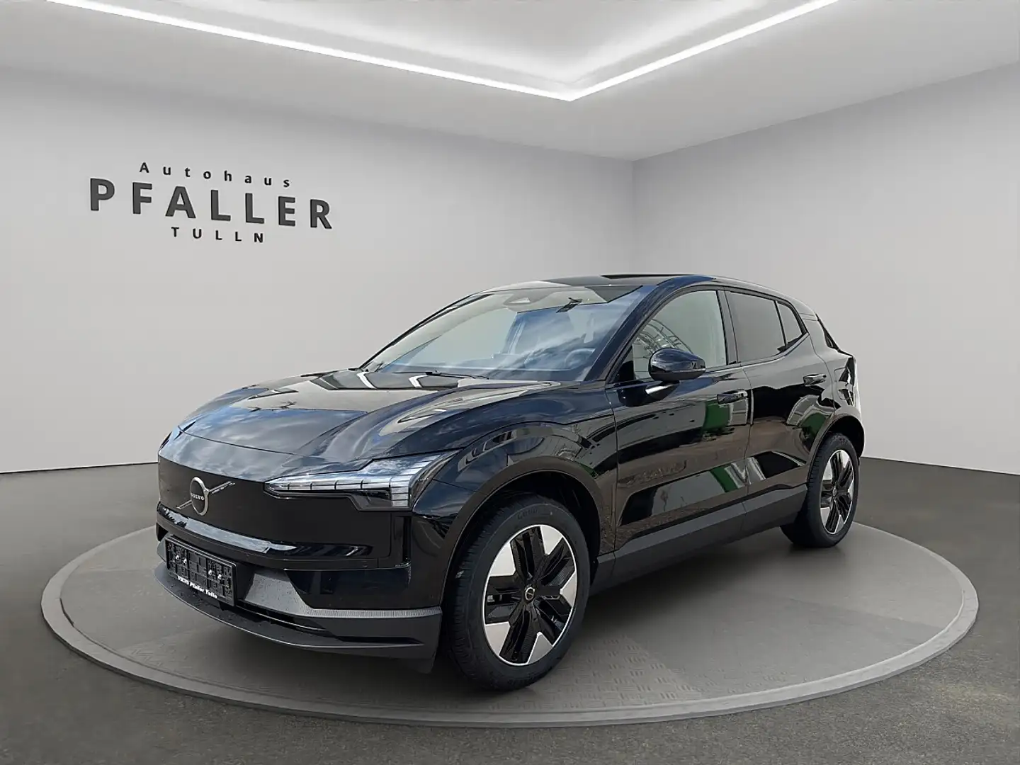 Volvo EX30 P5 Long Range Electric 69kWh Plus Schwarz - 1