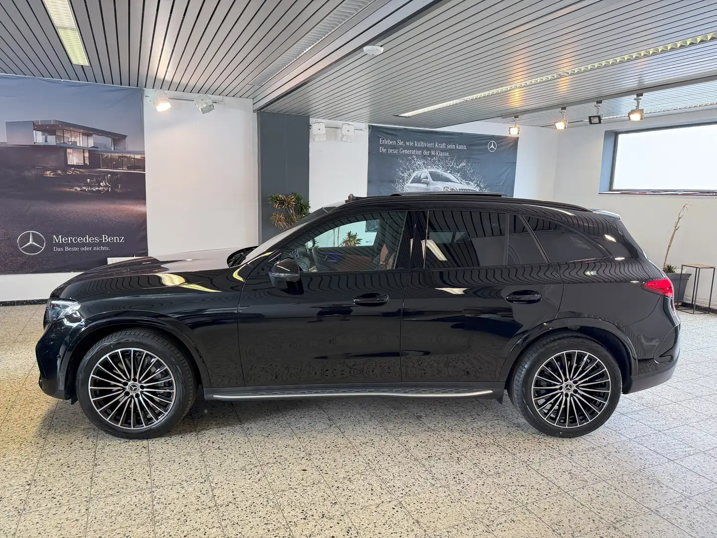Mercedes-Benz GLC 220 d 4Ma AMG + NIGHT NAV/LED/PSD/TW/AHK/DISTRO/LM20" Noir - 1