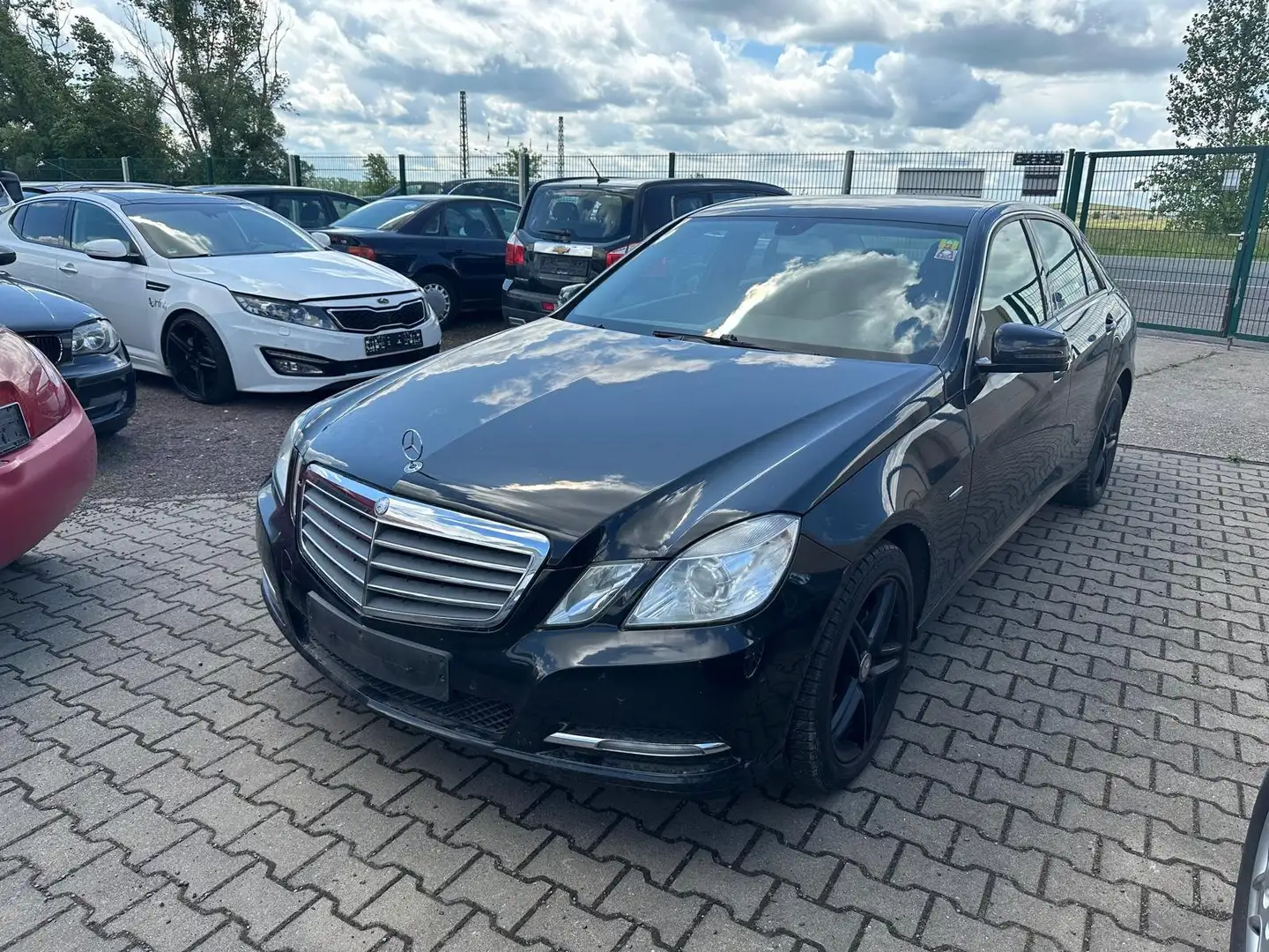 Mercedes-Benz E 200 E 200 CDI DPF BlueEFFICIENCY 7G-TRONIC Elegance Schwarz - 2