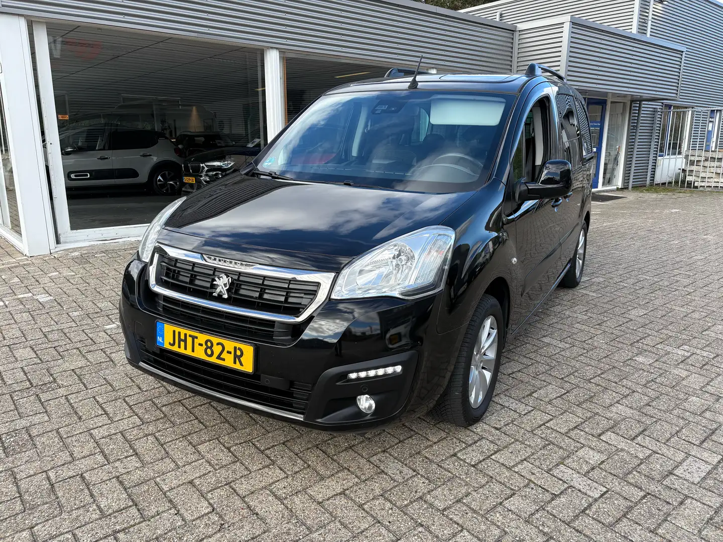 Peugeot Partner 1.2 PureTech Allure Zwart - 1