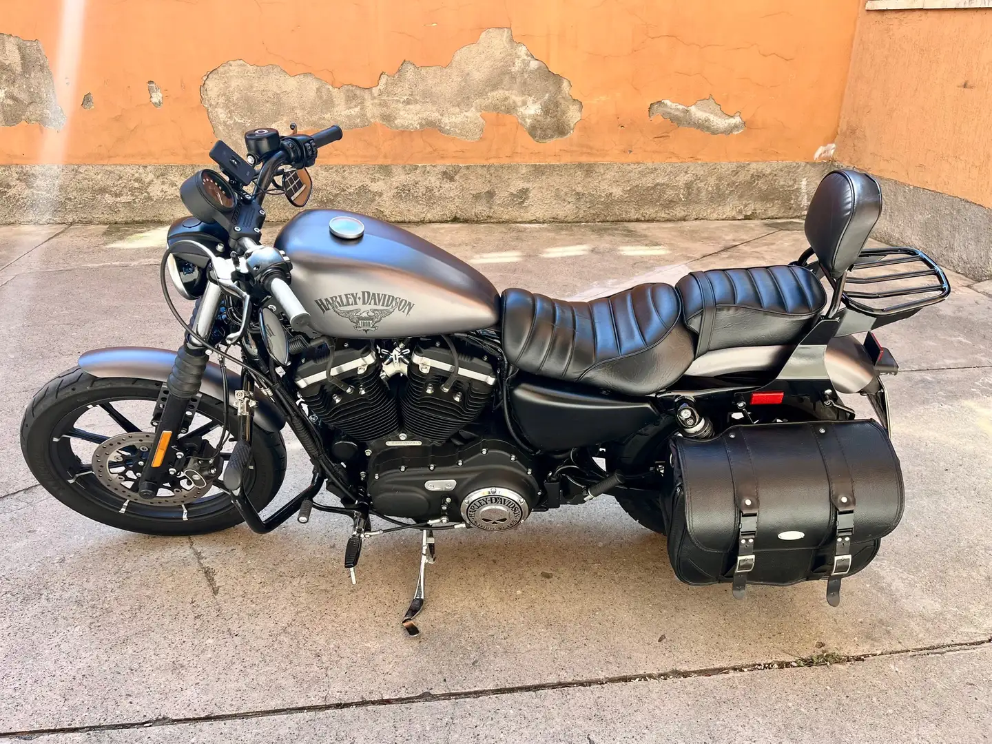 Harley-Davidson Iron 883 crna - 1