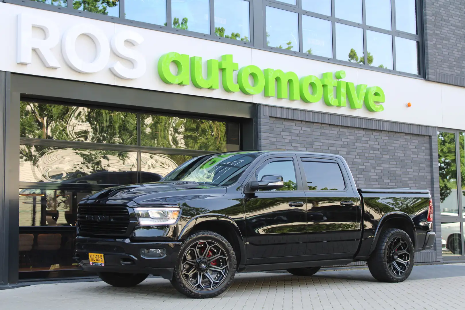 Dodge RAM 1500 5.7 V8 4X4 CREW CAB LARAMIE | EX BTW | VOL! | Zwart - 1