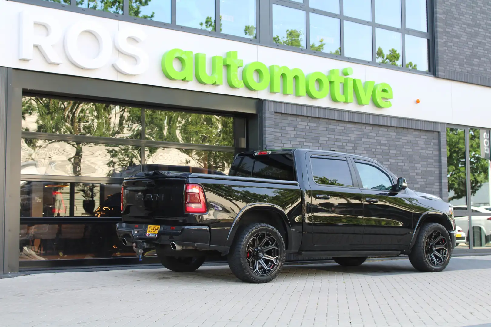 Dodge RAM 1500 5.7 V8 4X4 CREW CAB LARAMIE | EX BTW | VOL! | Zwart - 2