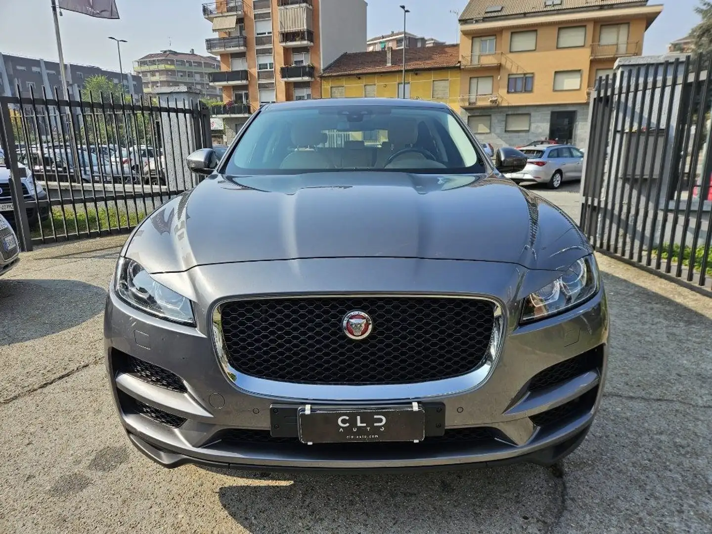 Jaguar F-Pace 2.0 D 180 CV AWD aut. Grigio - 2