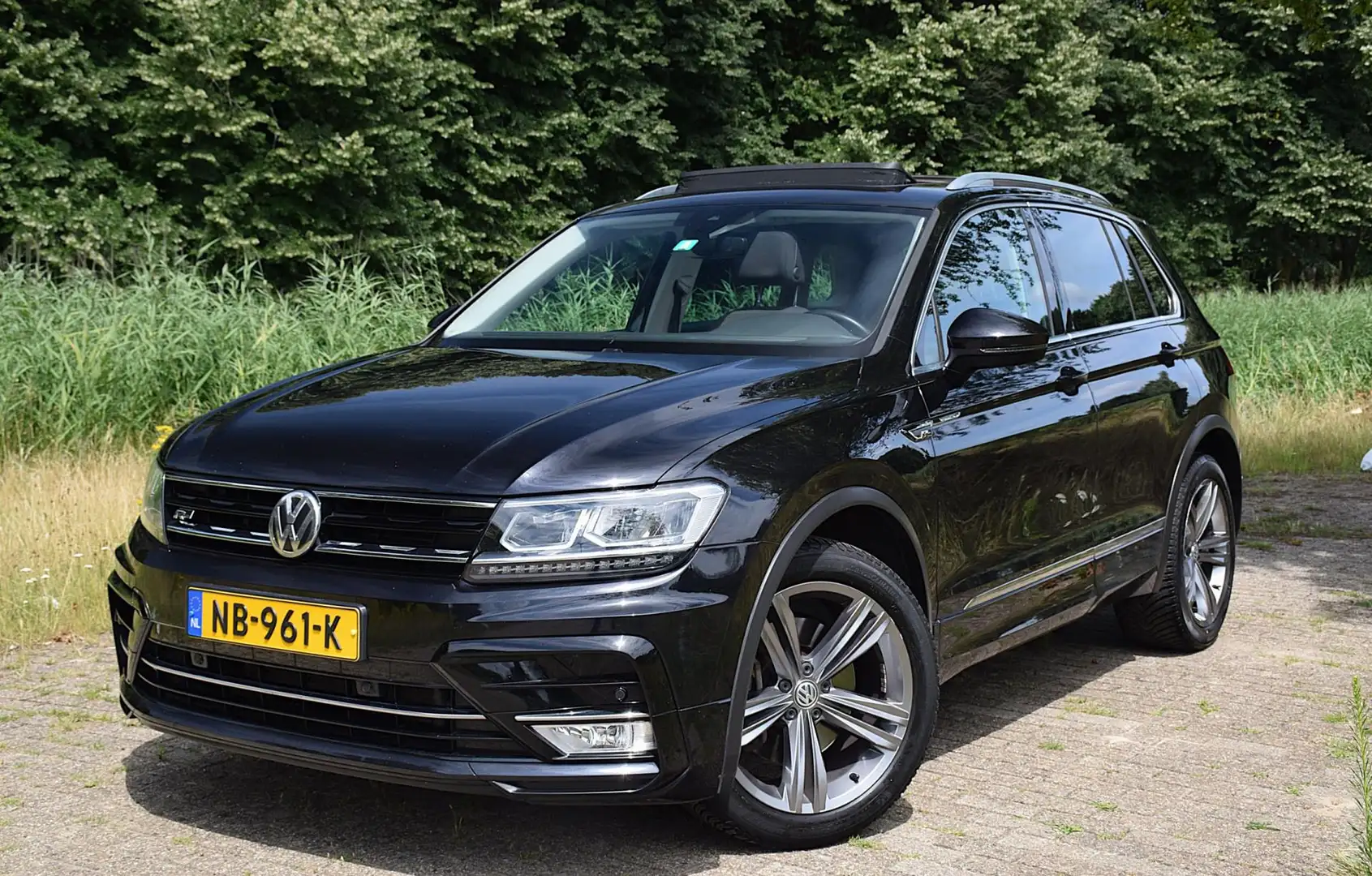 Volkswagen Tiguan 2.0 TSI 4Motion R-Line*Pano*Adaptive Cruise*180PK* Zwart - 2