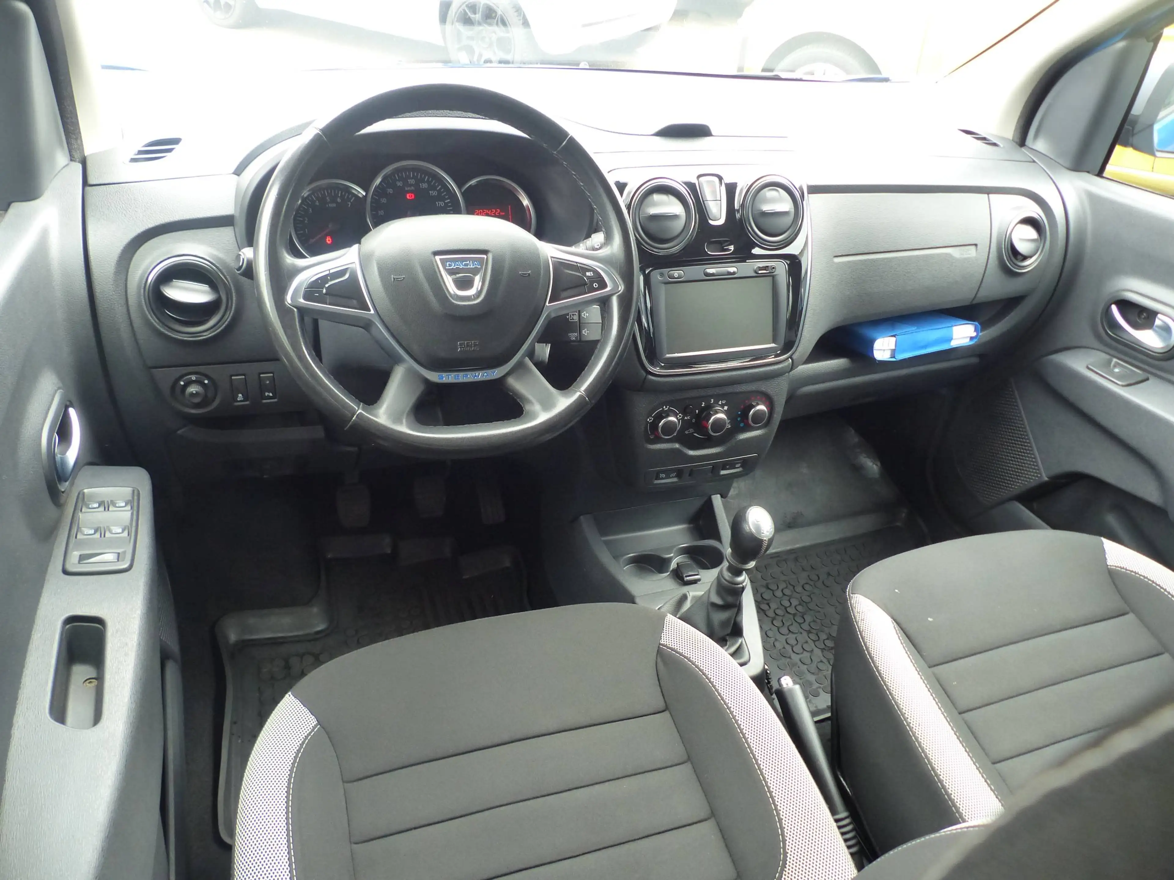 Dacia Lodgy Blue 1.5 DCi Stepway 7 Sitzer HU/AU 06/2025 — photo 15