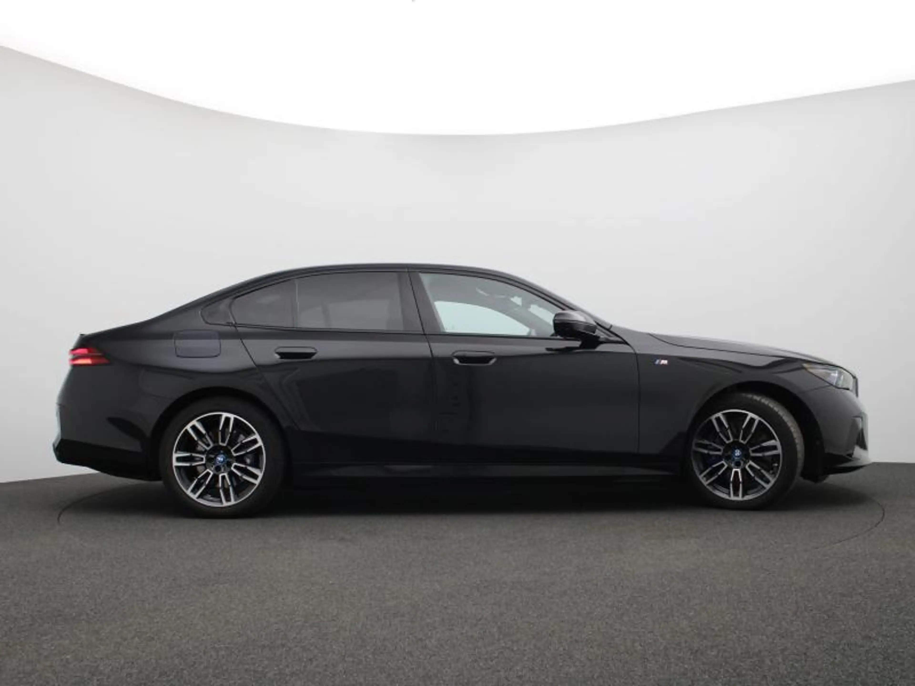 BMW i5 m sport - panodak - harman kar — photo 3