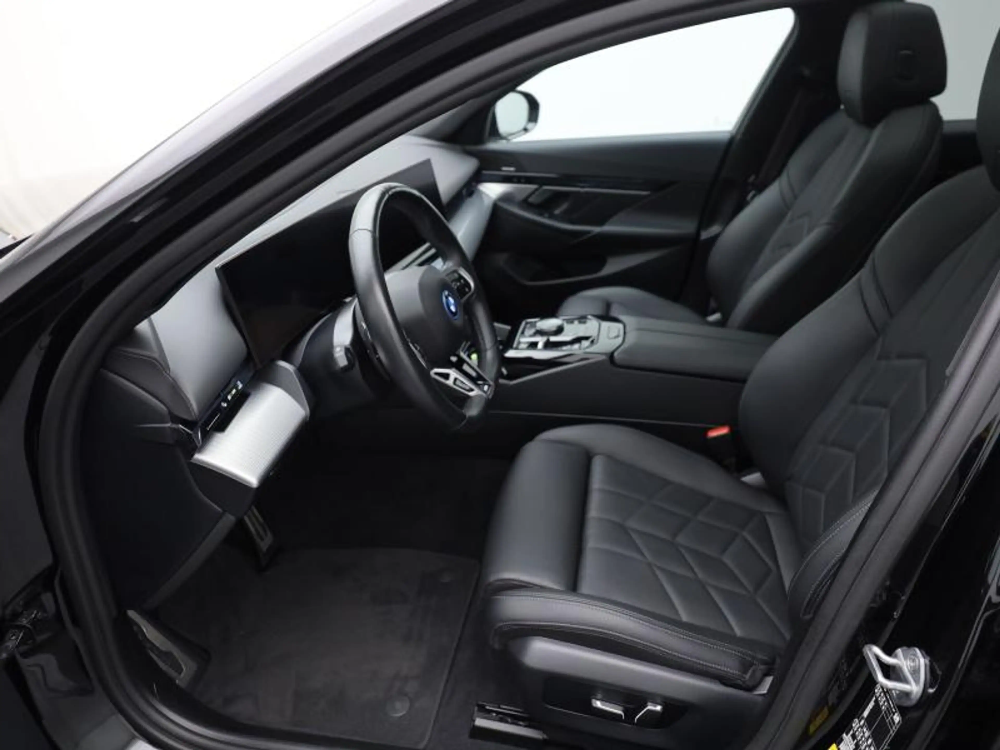 BMW i5 m sport - panodak - harman kar — photo 6