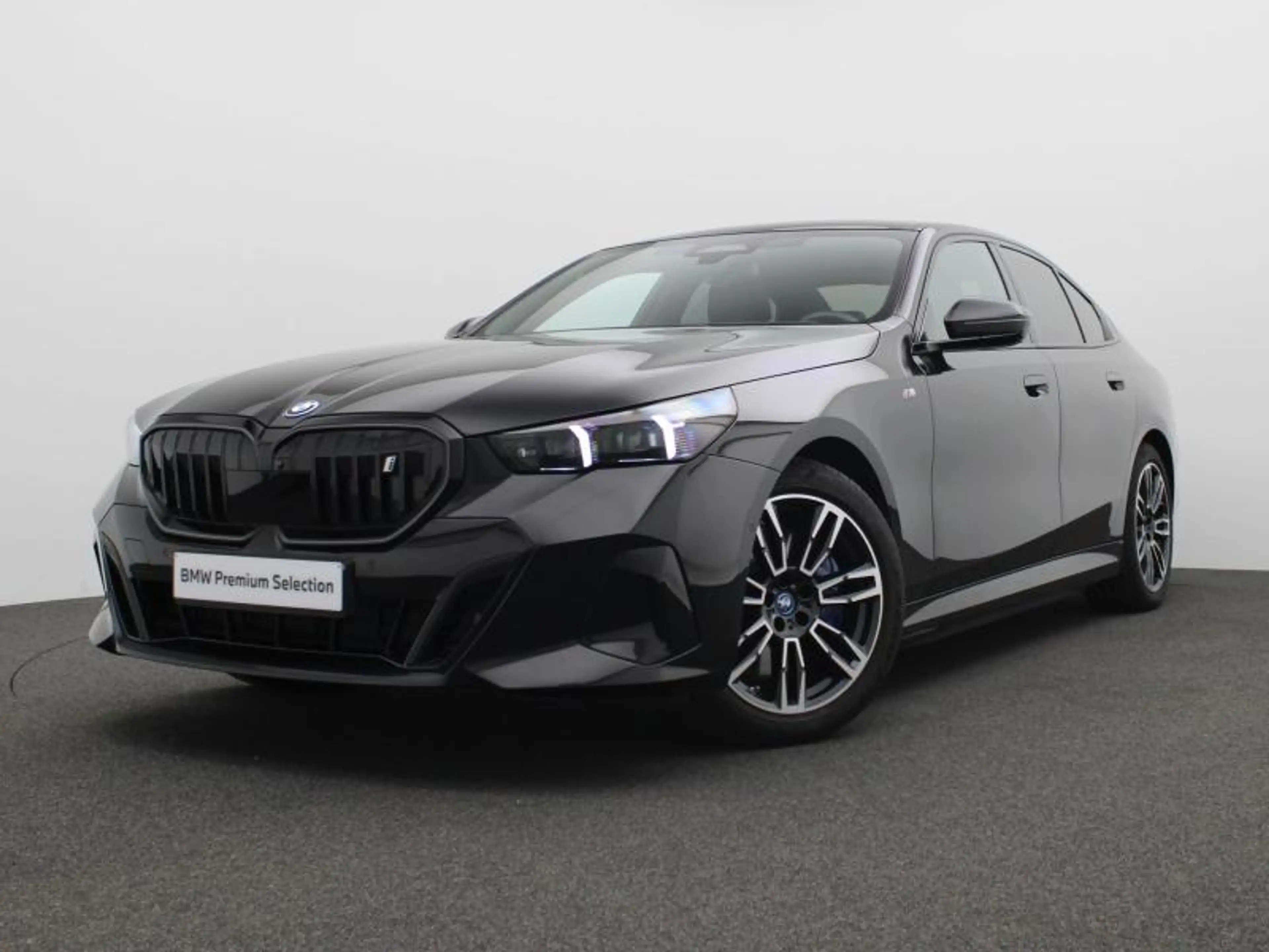 BMW i5 m sport - panodak - harman kar