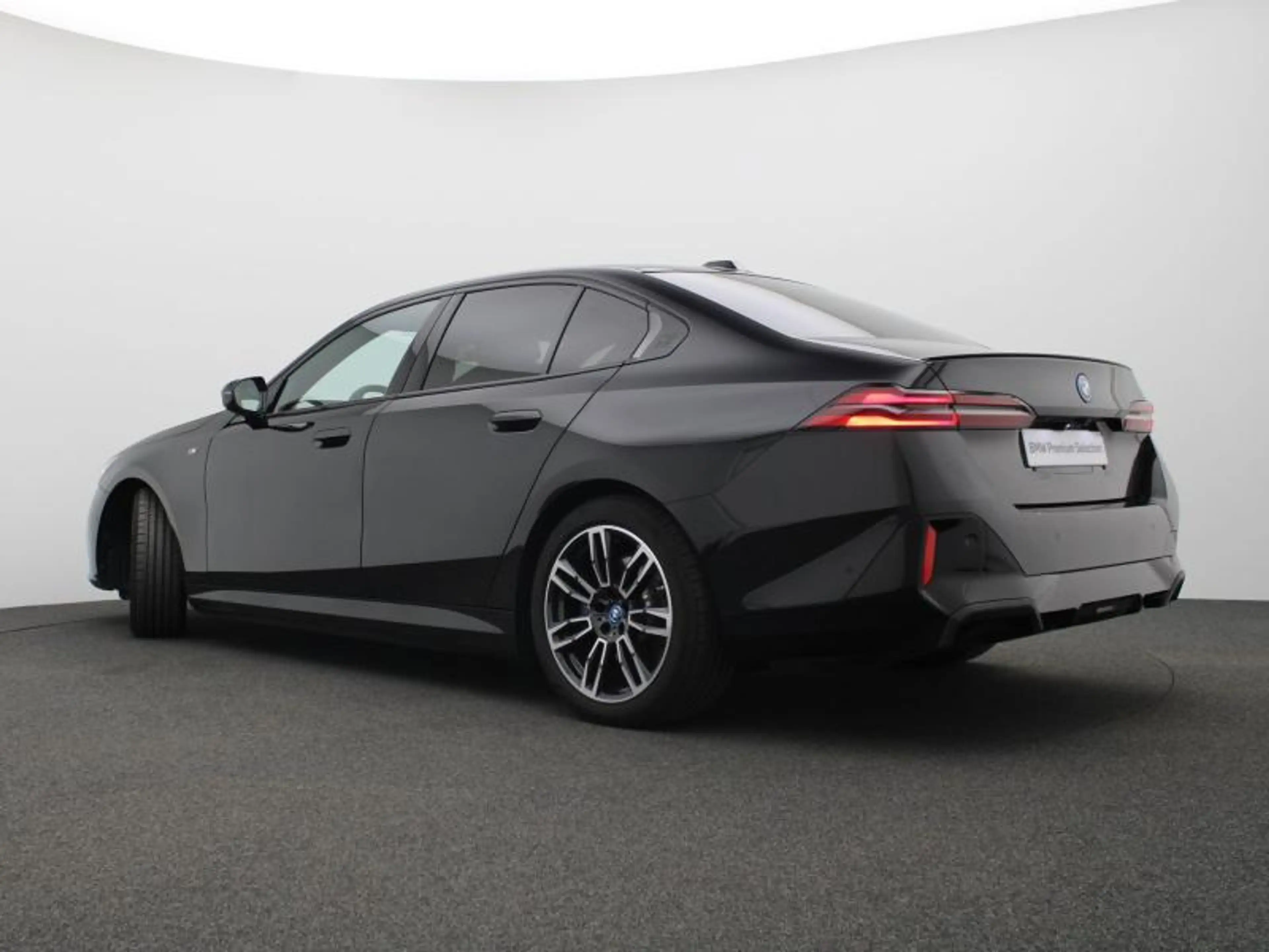 BMW i5 m sport - panodak - harman kar — photo 5