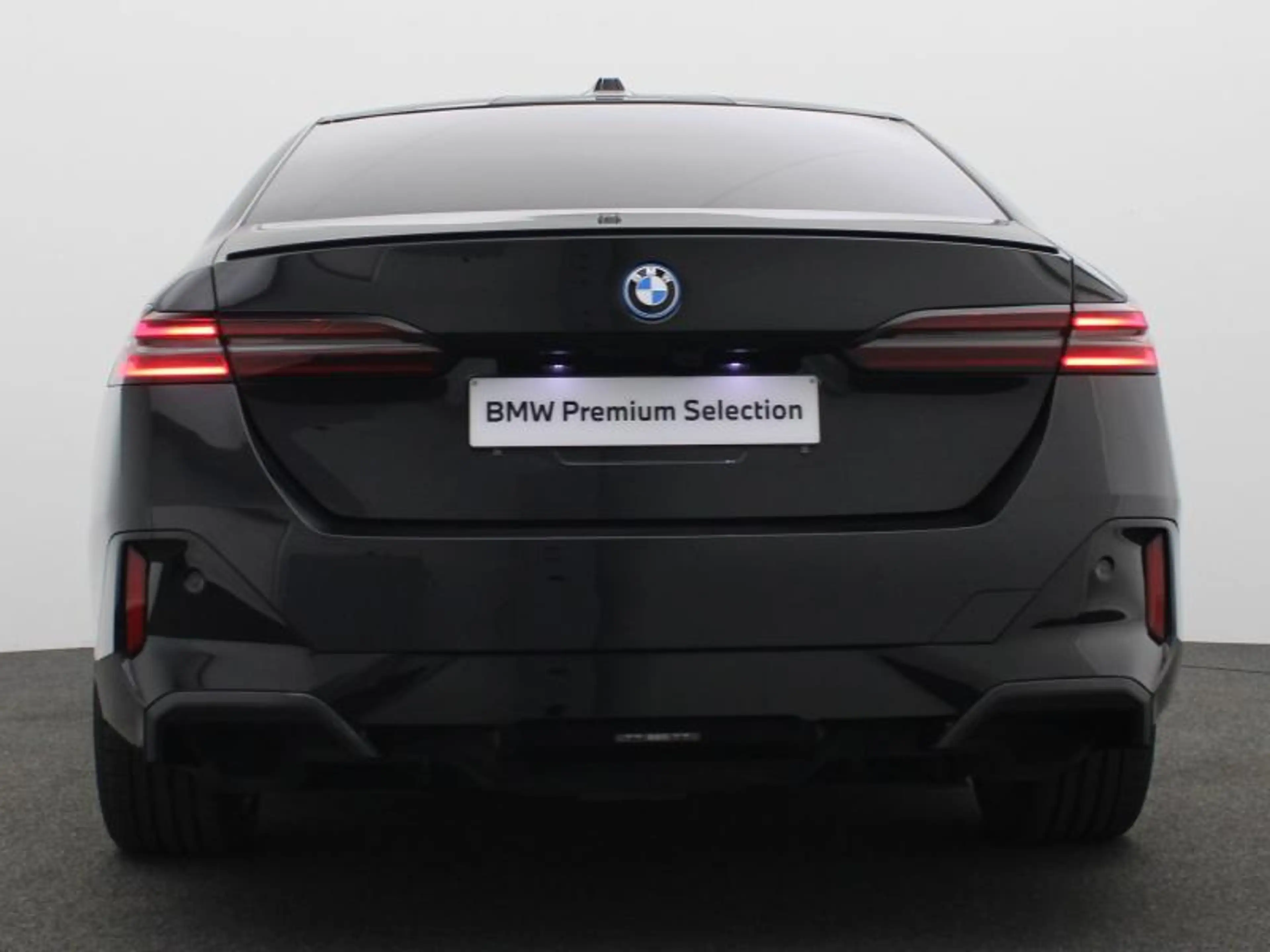 BMW i5 m sport - panodak - harman kar — photo 4