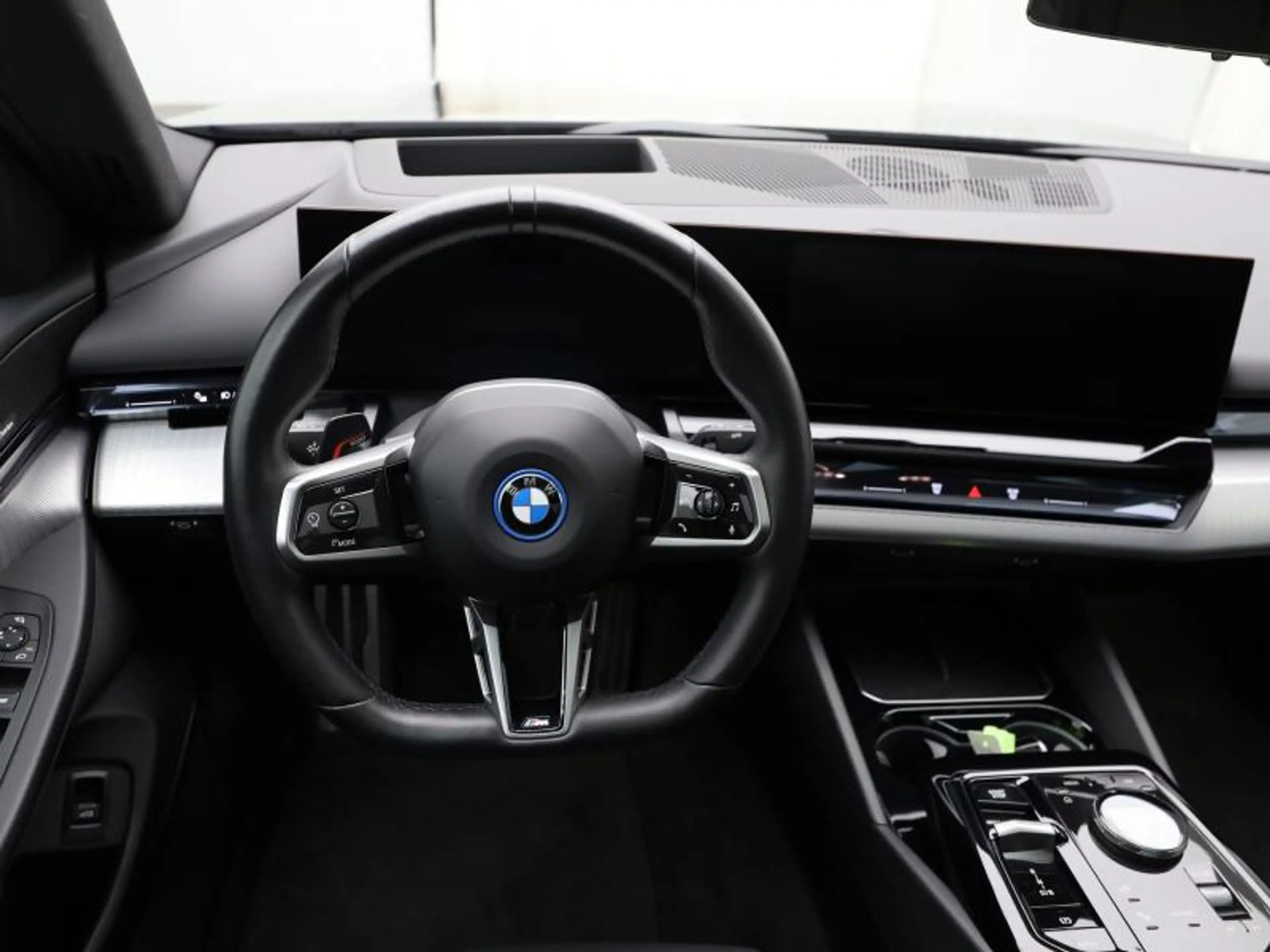 BMW i5 m sport - panodak - harman kar — photo 9