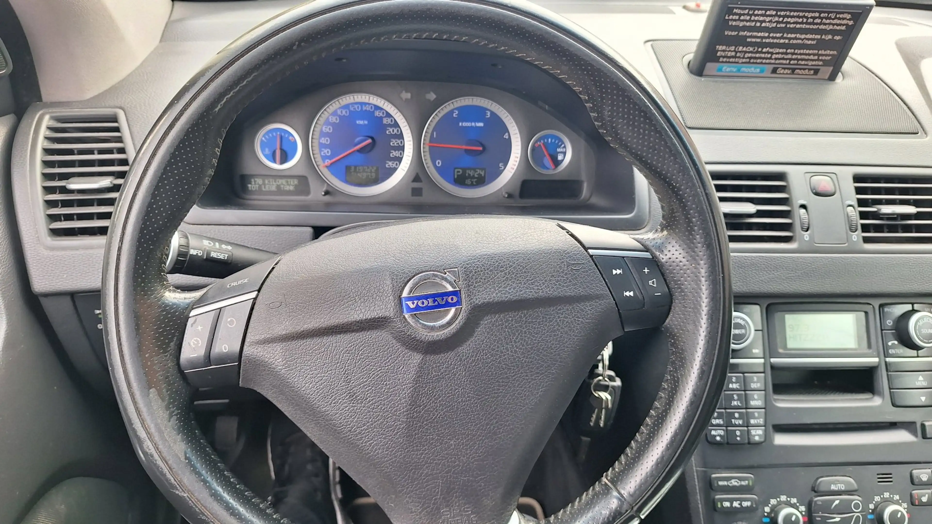 Volvo XC90 2.4 D5 R-Design 7 PERS. — photo 7