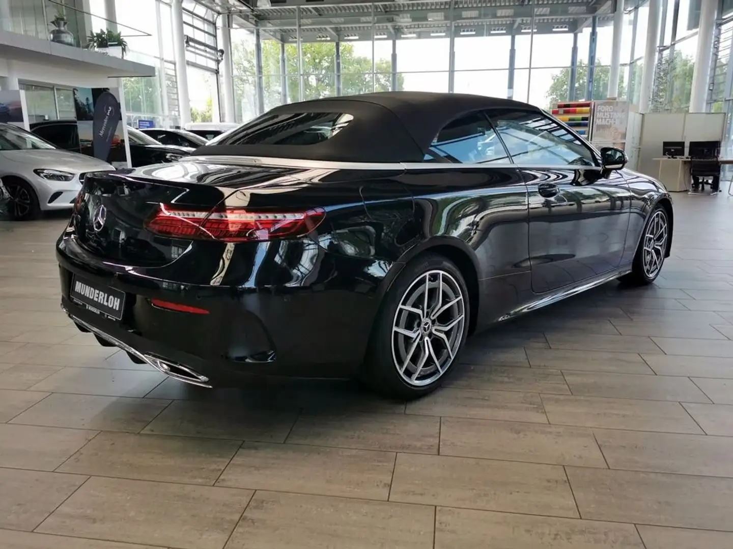 Mercedes-Benz E 220 d Cabriolet AMG Line Cabrio Komfort-Paket Zwart - 2