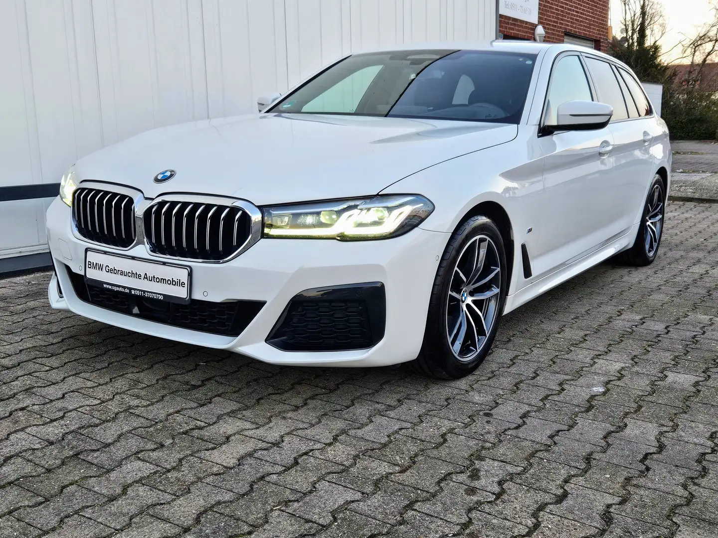 BMW 520 d*LCProf*M-SPORT*HUD*AHK*DrAsProf*ACC*KAMERA Weiß - 1