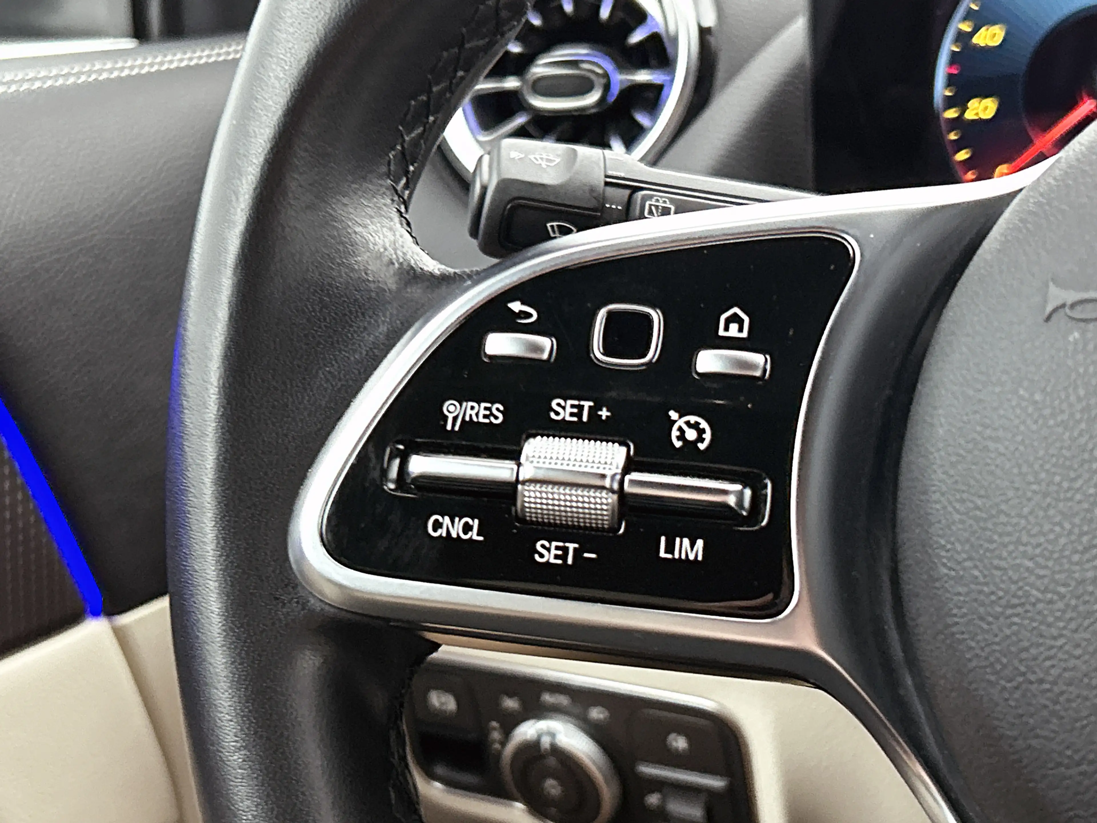 Mercedes-Benz GLA 200 Luxury Line | Machiatobeige int. | Sfeerverlichtin — photo 15