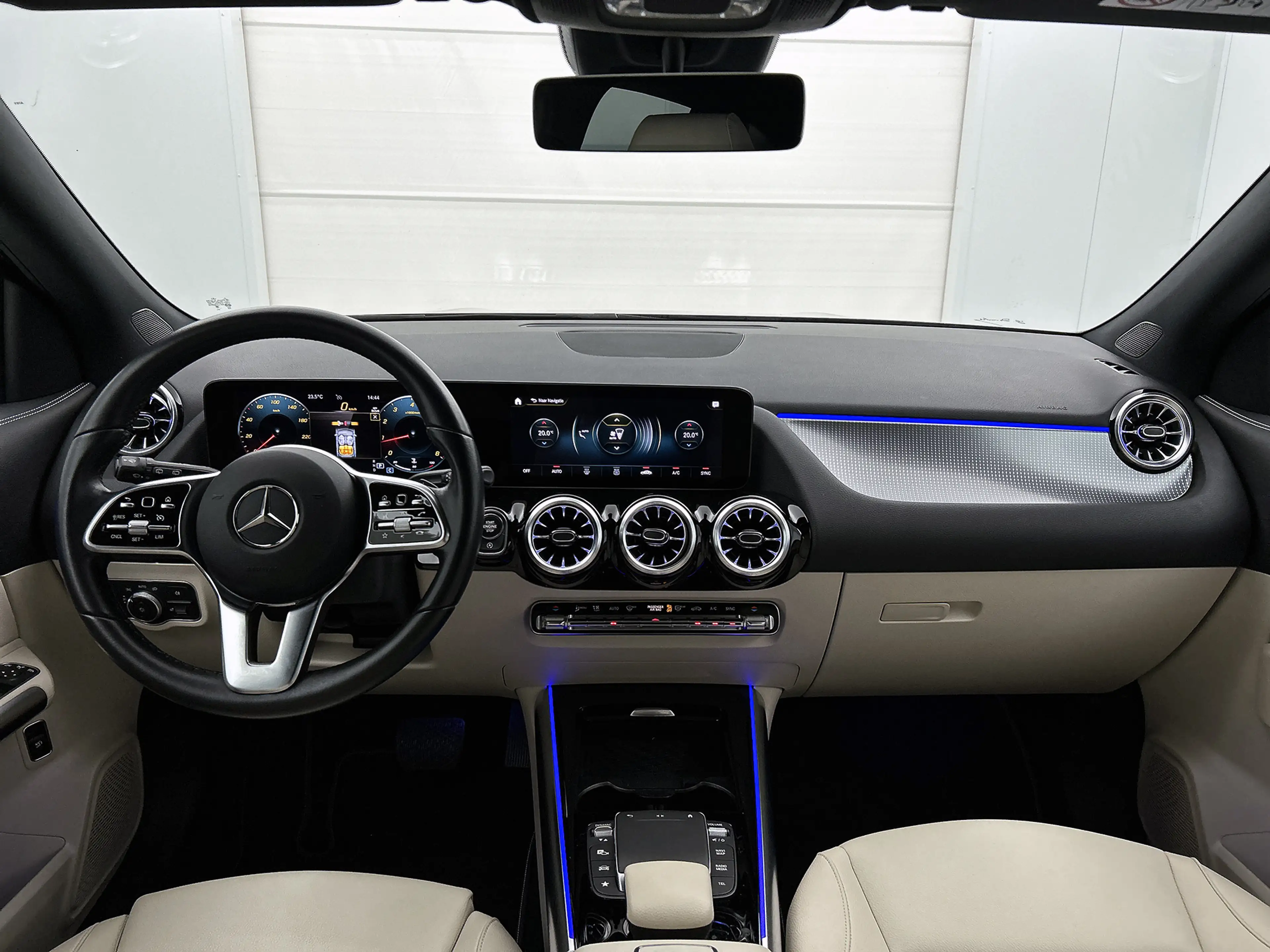 Mercedes-Benz GLA 200 Luxury Line | Machiatobeige int. | Sfeerverlichtin — photo 4