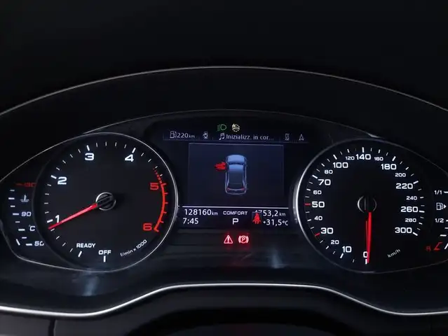 Audi Q5 view 12