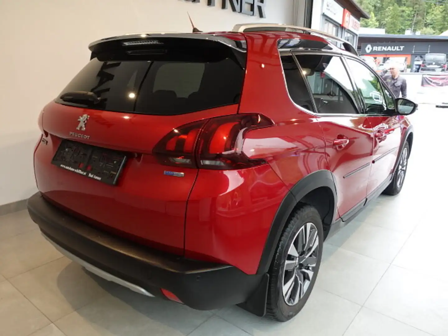 Peugeot 2008 1,2 PureTech 110 S&S Allure Rot - 2