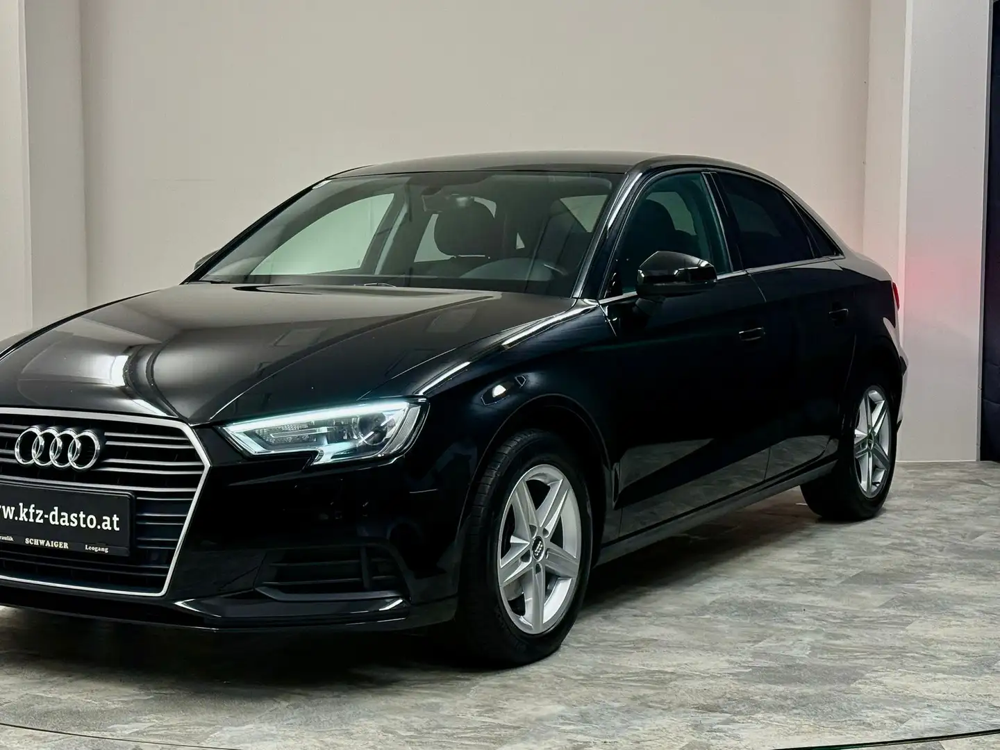 Audi A3 1.6 TDI II Standheizung II Sport II MMI II Schwarz - 1