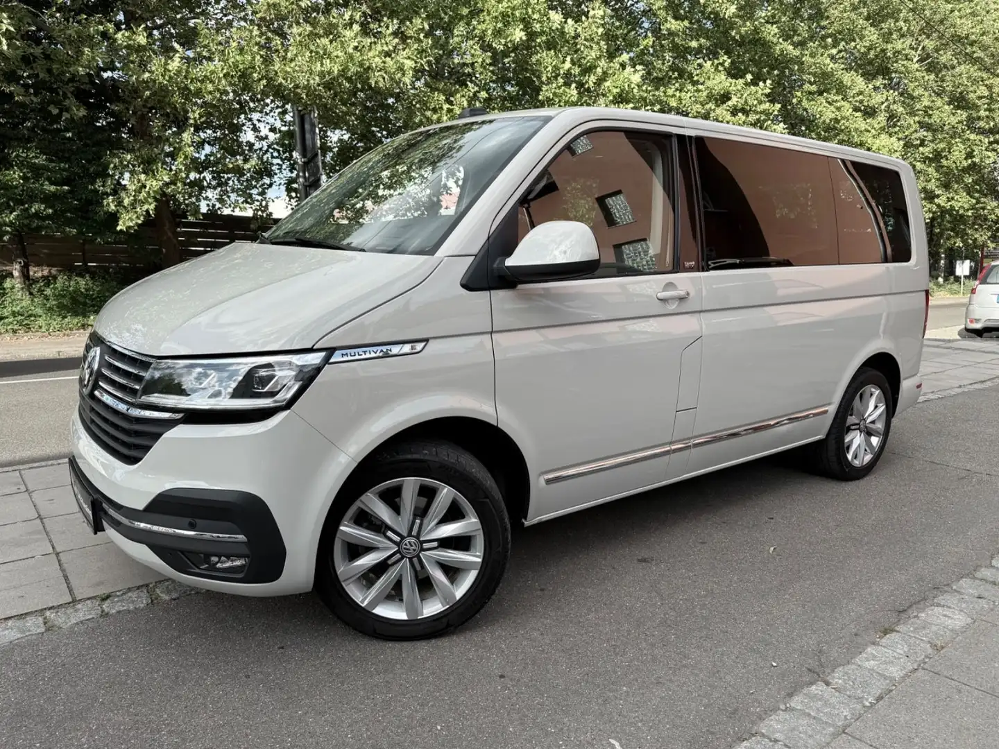 Volkswagen T6 Multivan T6.1MultivanGeneration Six/LEDER/LED/VOLL/I HAND Grau - 2