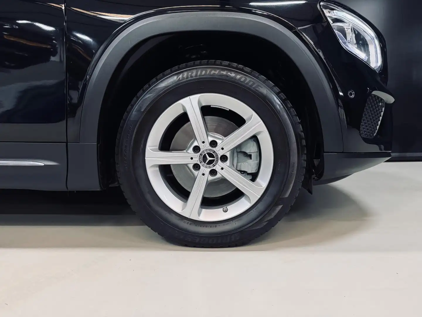 Mercedes-Benz GLB 200 Premium Plus, Pano, Widescreen, Ambiënte Light, 36 Zwart - 2