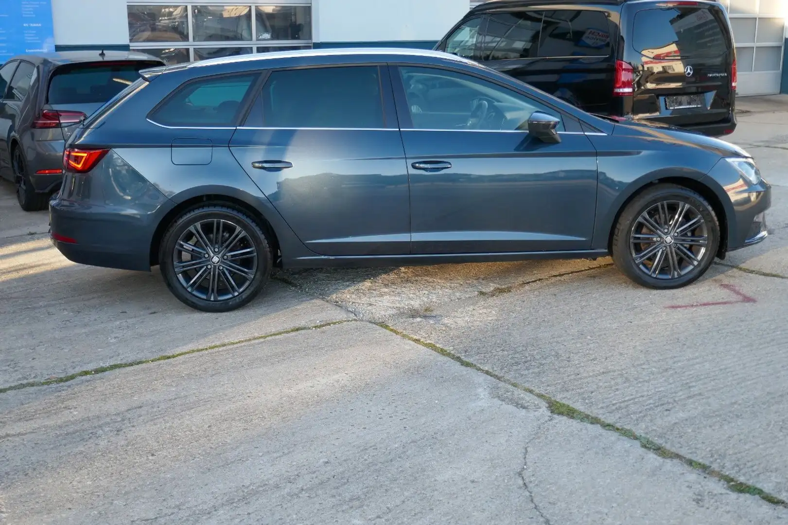 SEAT Leon ST Xcellence Pano/AHZV/Alcantara/Nav/LED Grigio - 2